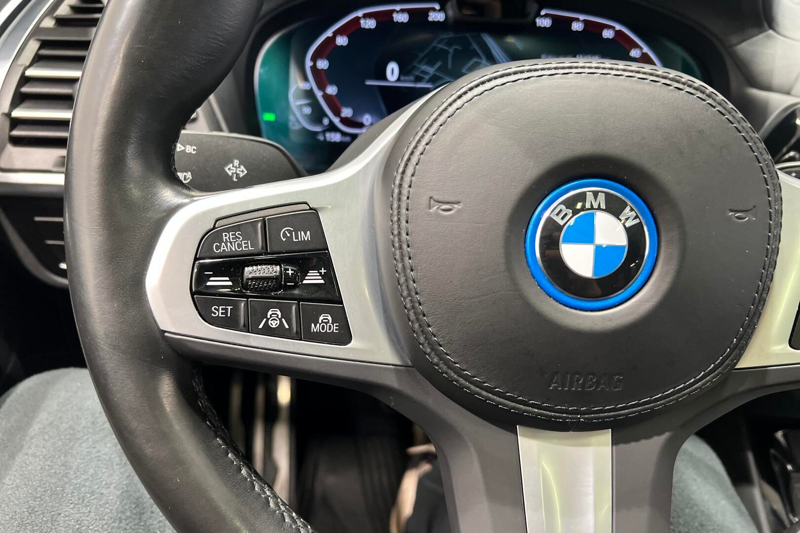 BMW IX3 iso kuva 13