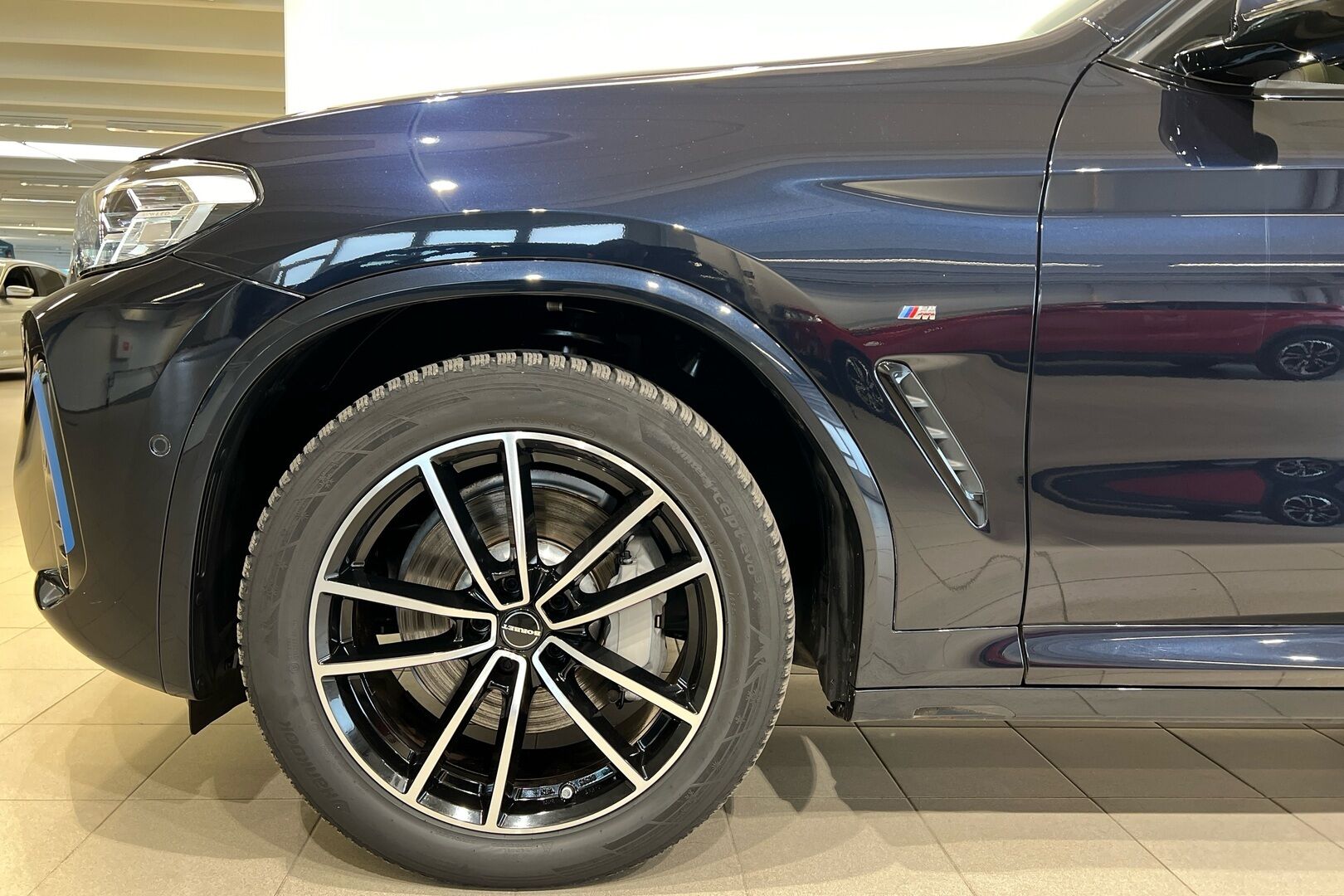 BMW IX3 iso kuva 10
