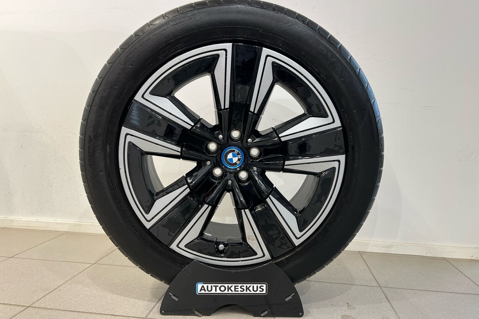 BMW IX3 iso kuva 11