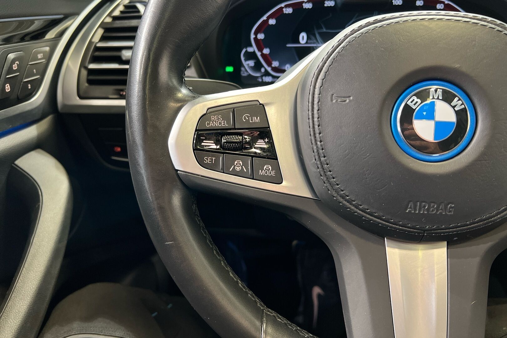 BMW IX3 iso kuva 21