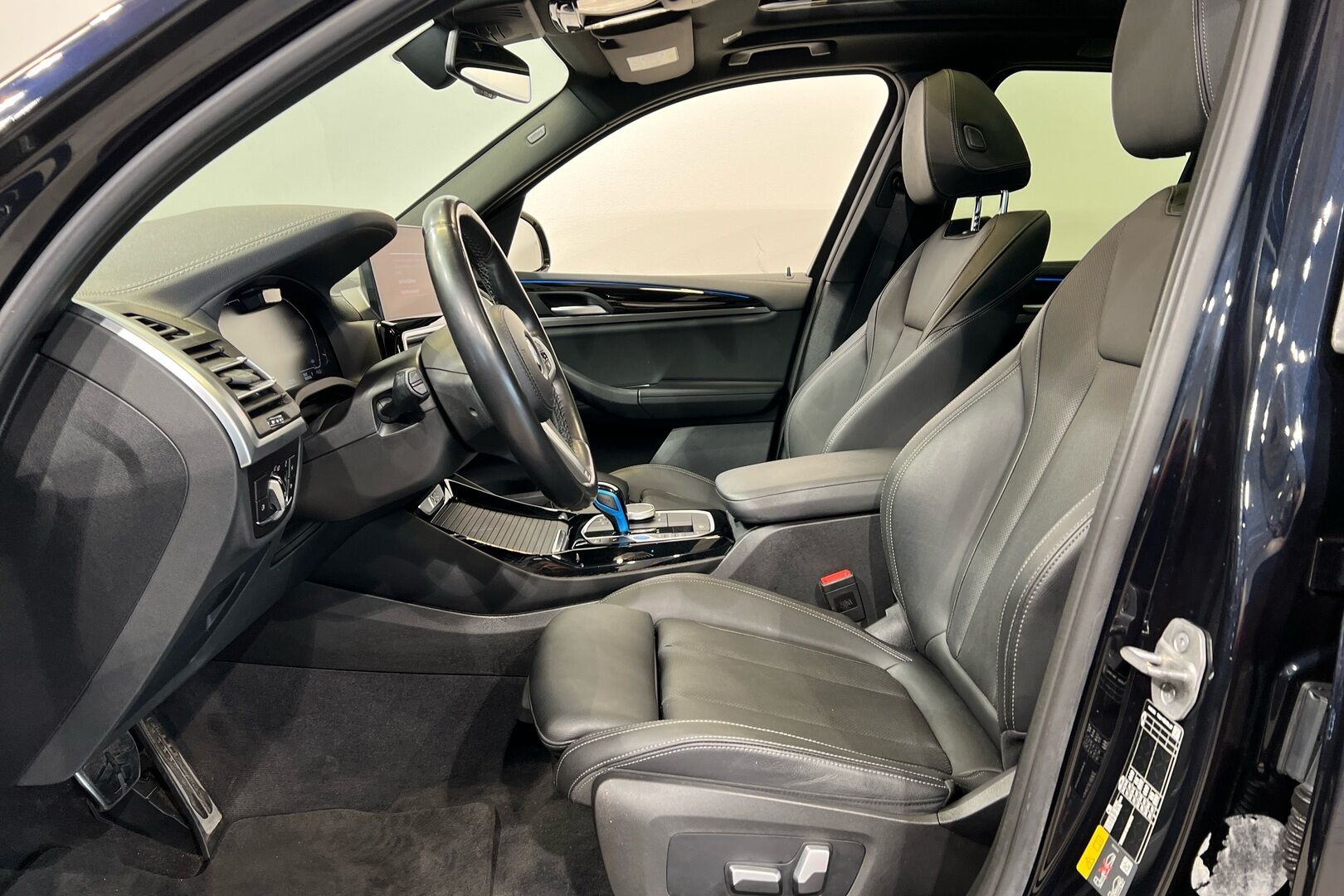 BMW IX3 iso kuva 7