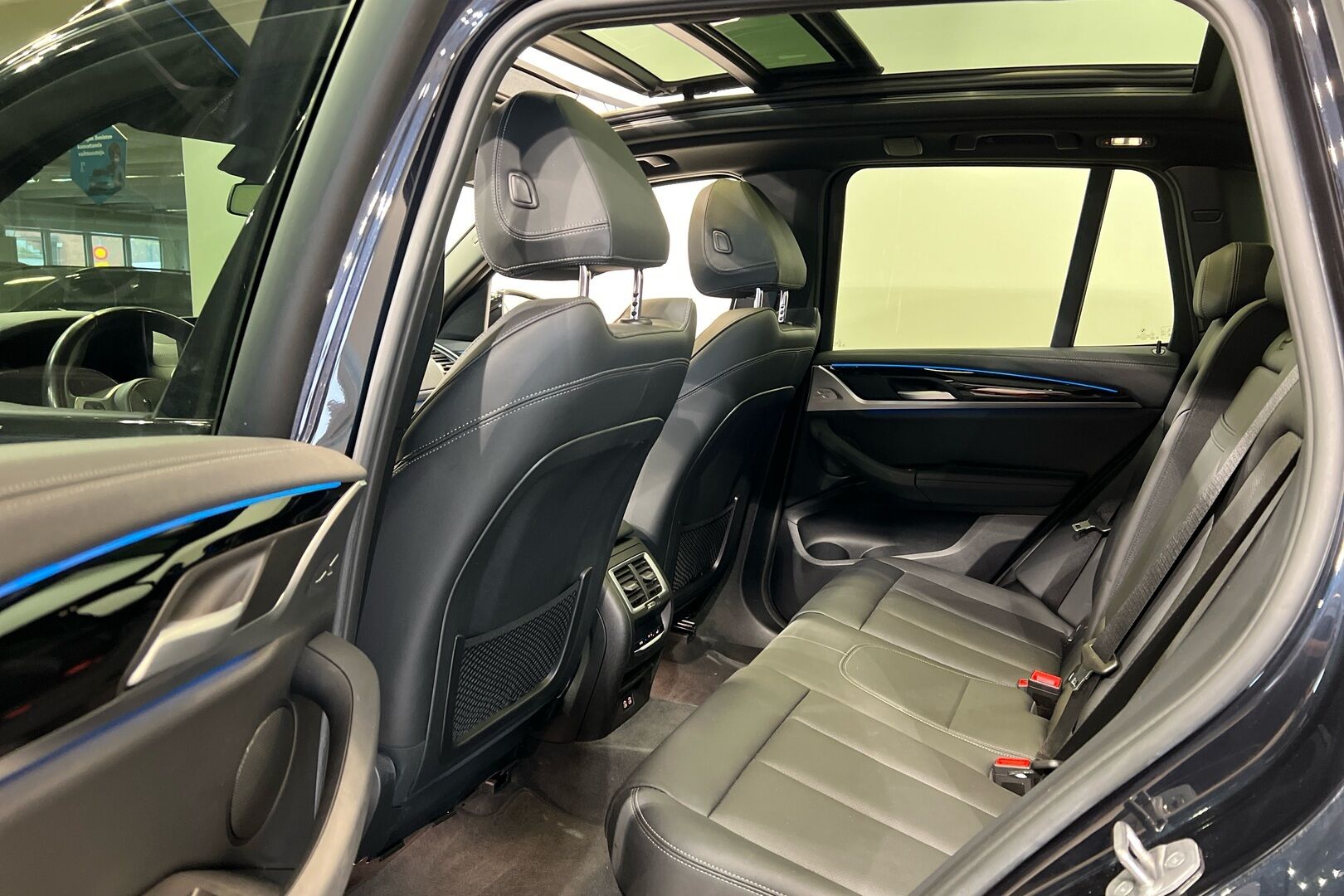 BMW IX3 iso kuva 8