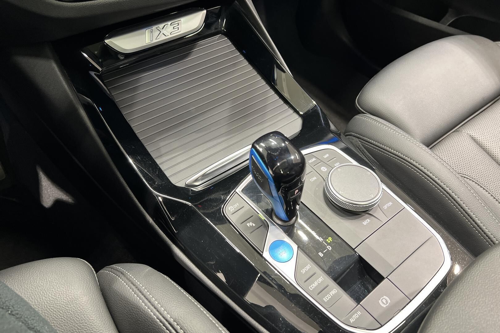 BMW IX3 iso kuva 22