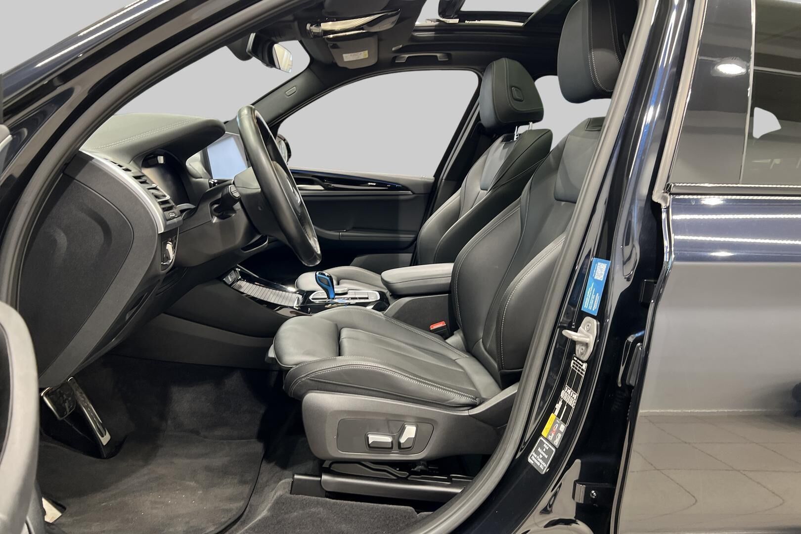 BMW IX3 iso kuva 8