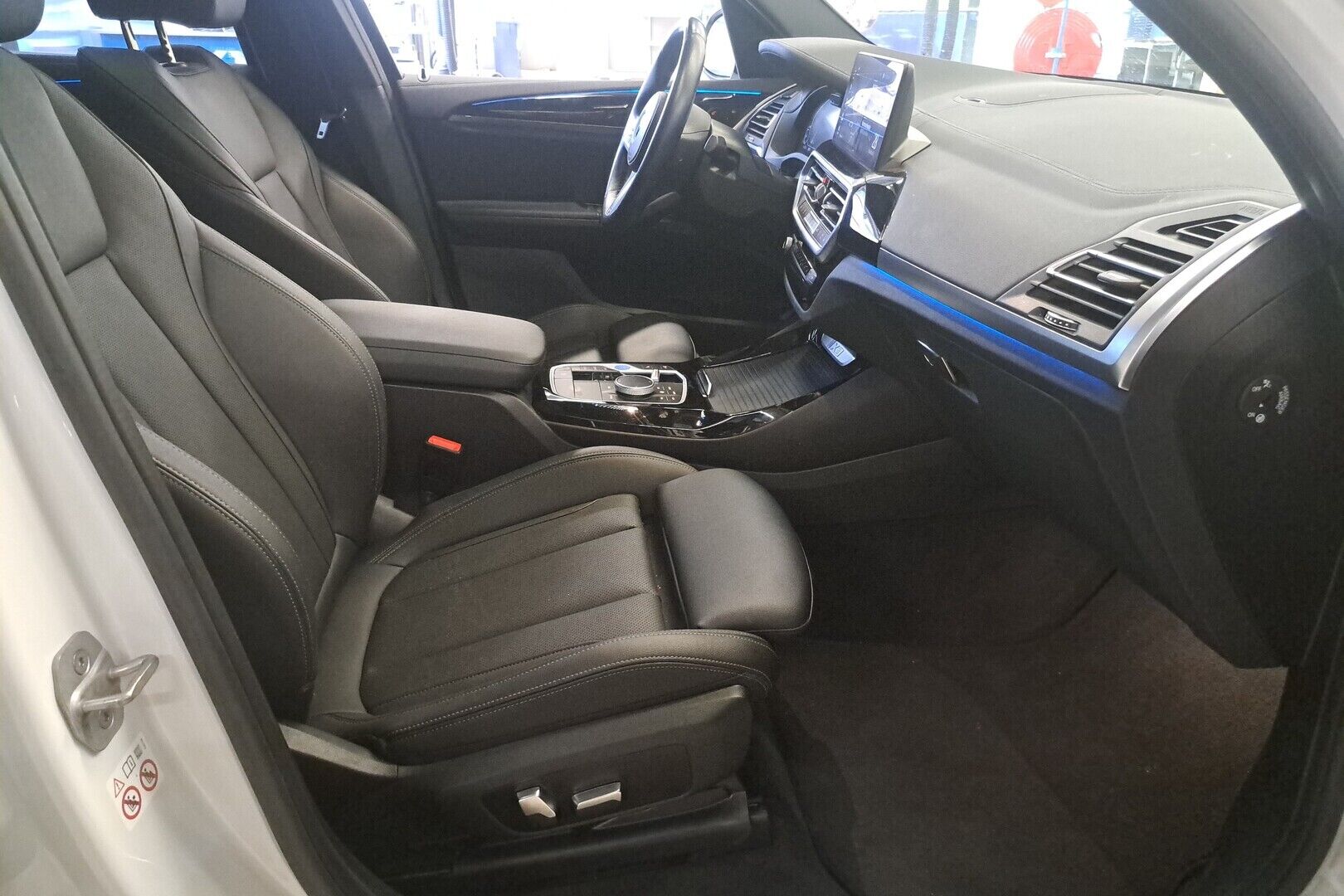 BMW IX3 iso kuva 2