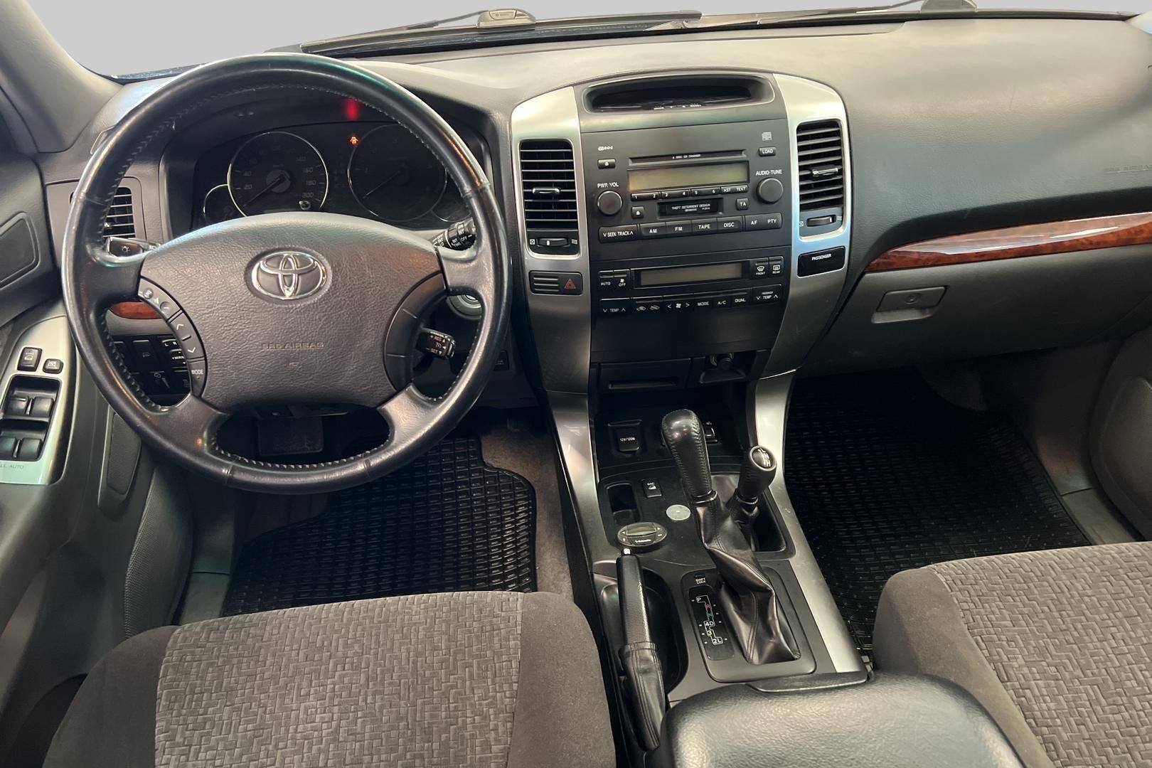 Toyota Land Cruiser iso kuva 11
