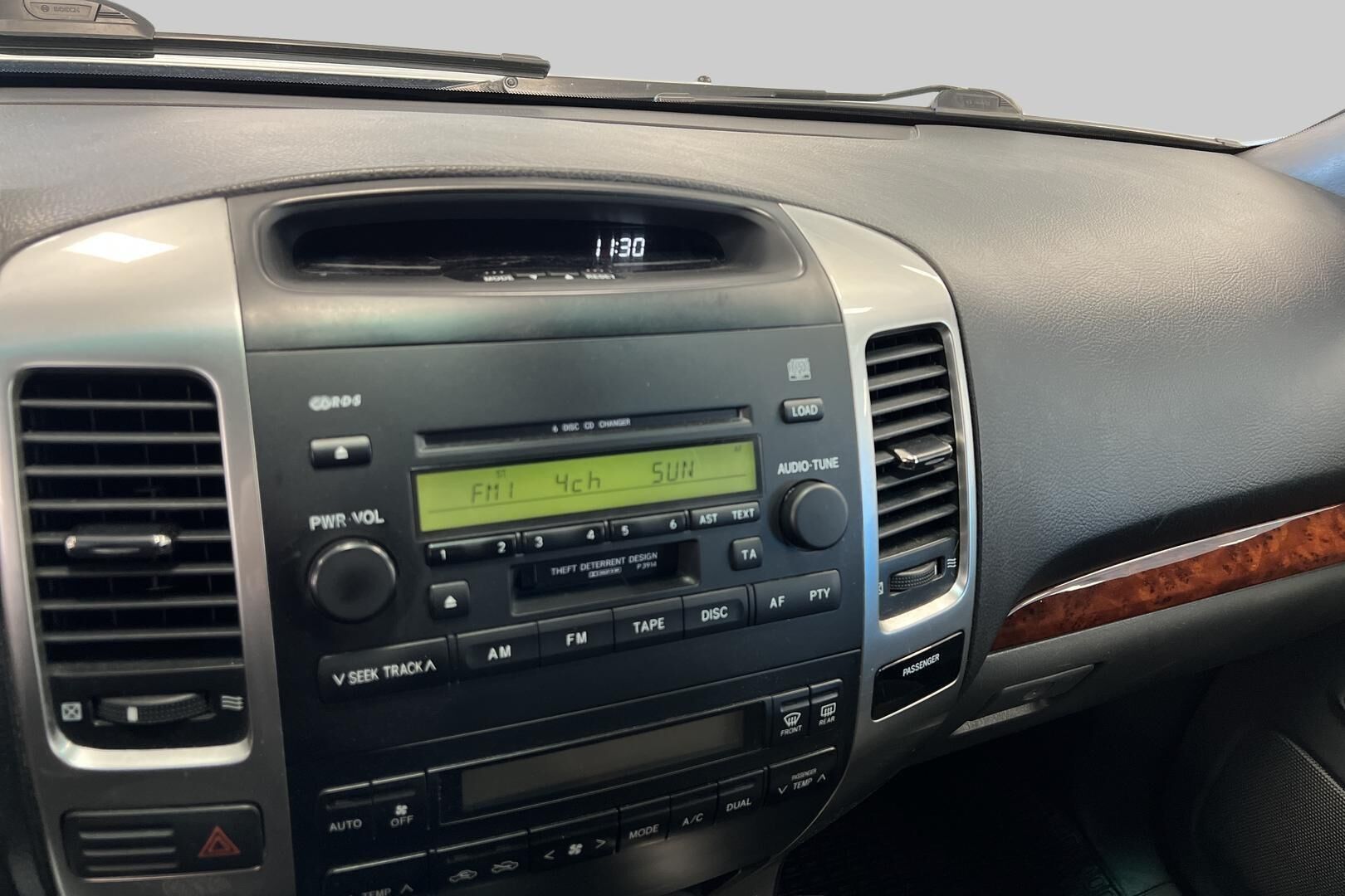 Toyota Land Cruiser iso kuva 15