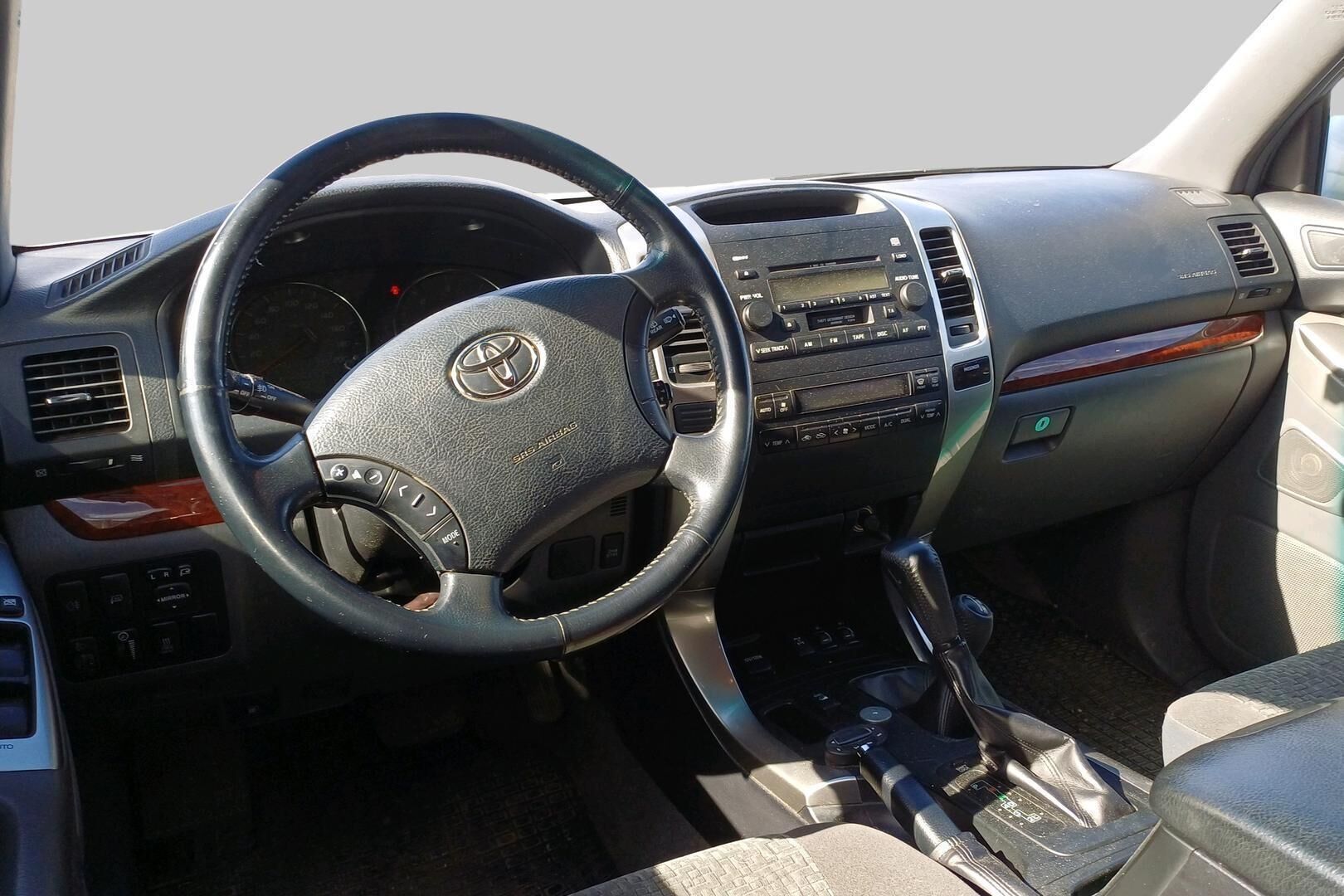 Toyota Land Cruiser iso kuva 2