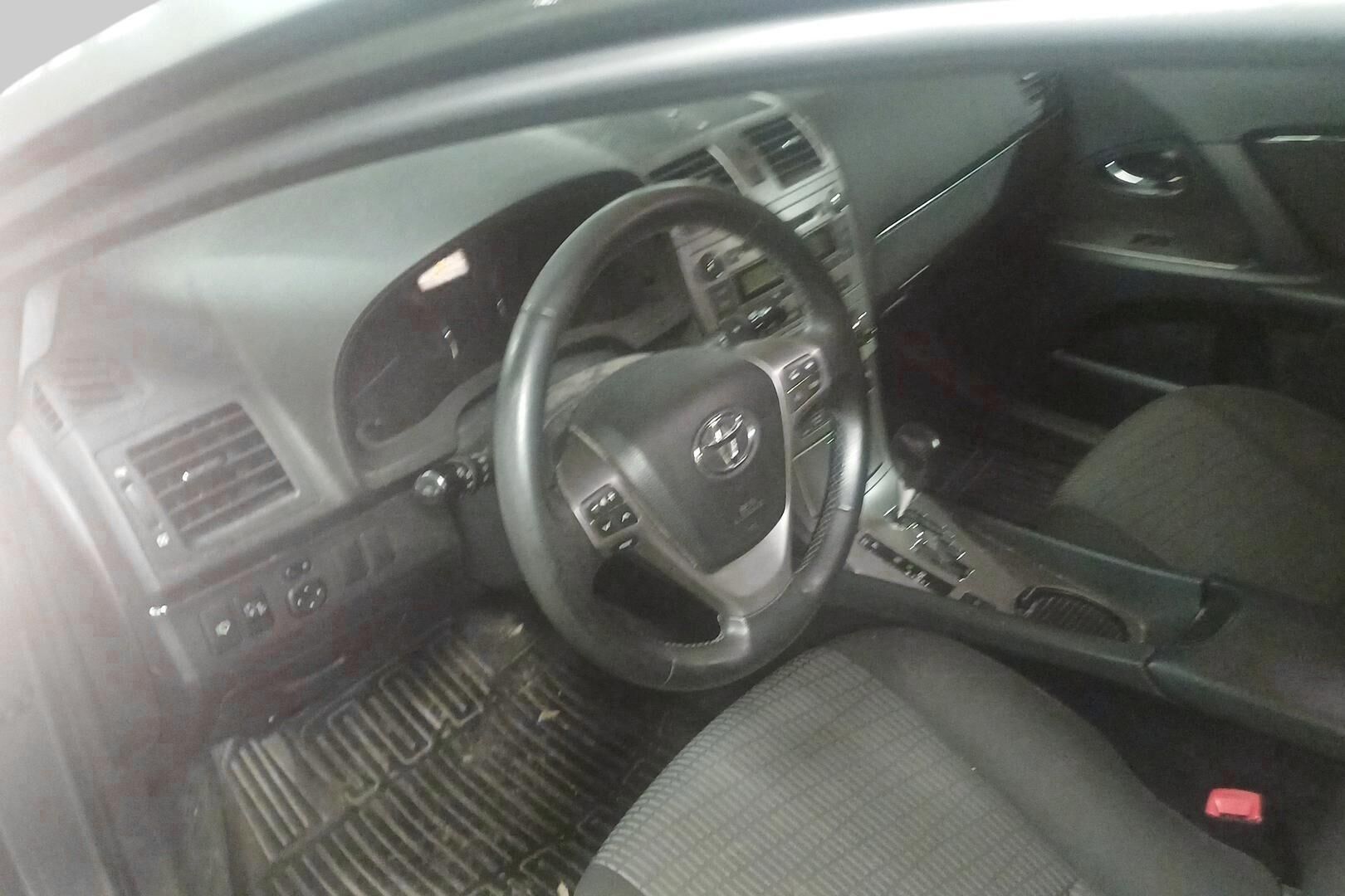 Toyota Avensis iso kuva 2