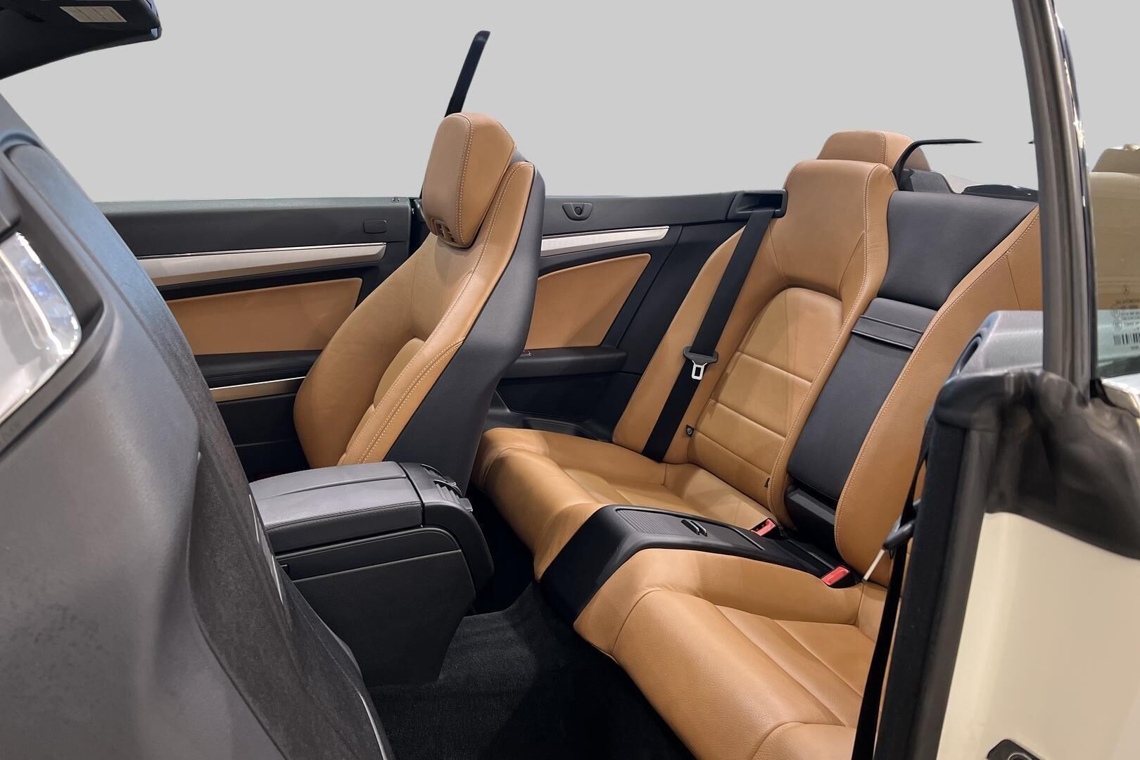 Mercedes-Benz E iso kuva 13