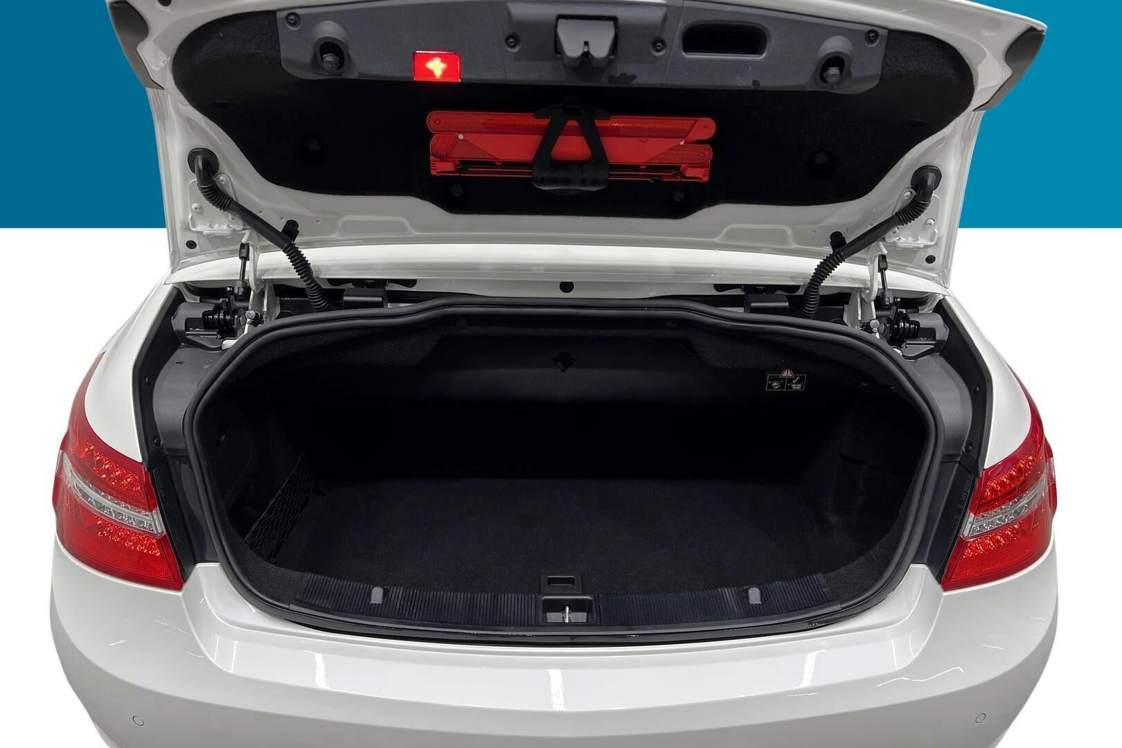 Mercedes-Benz E iso kuva 12