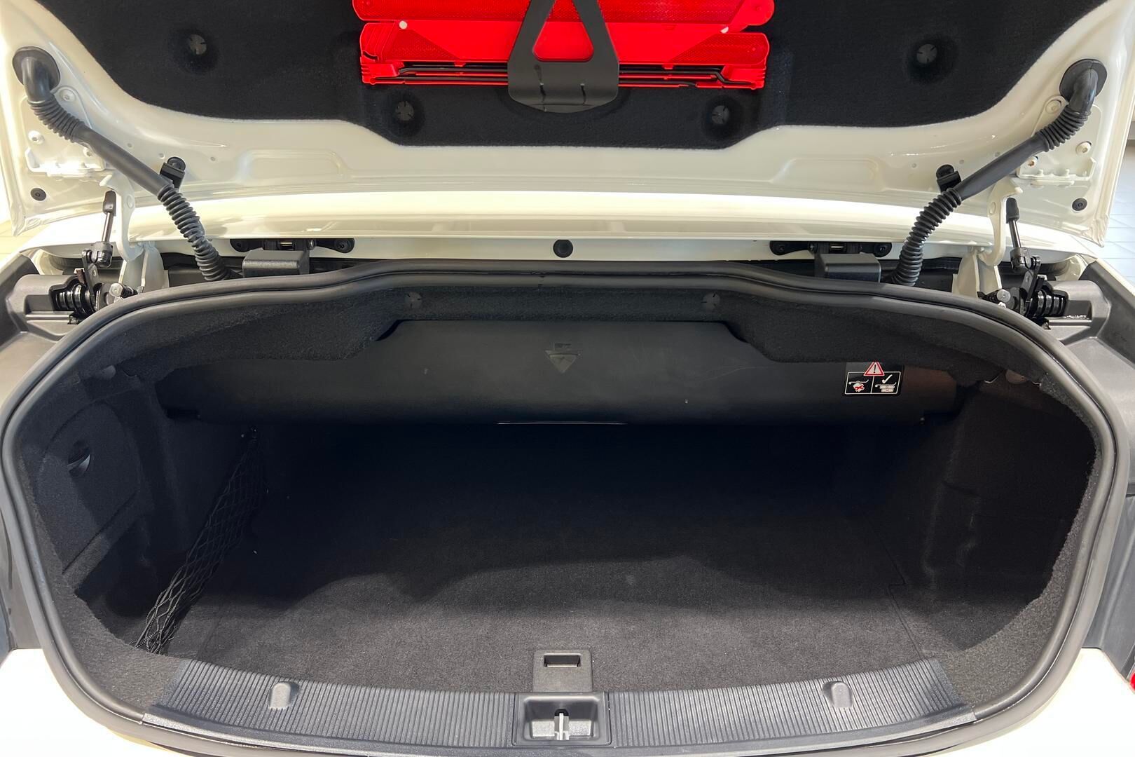 Mercedes-Benz E iso kuva 15