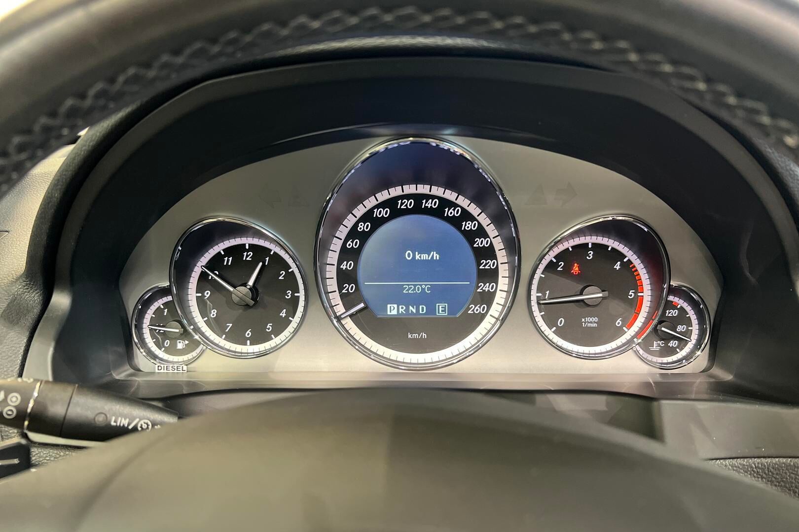 Mercedes-Benz E iso kuva 13