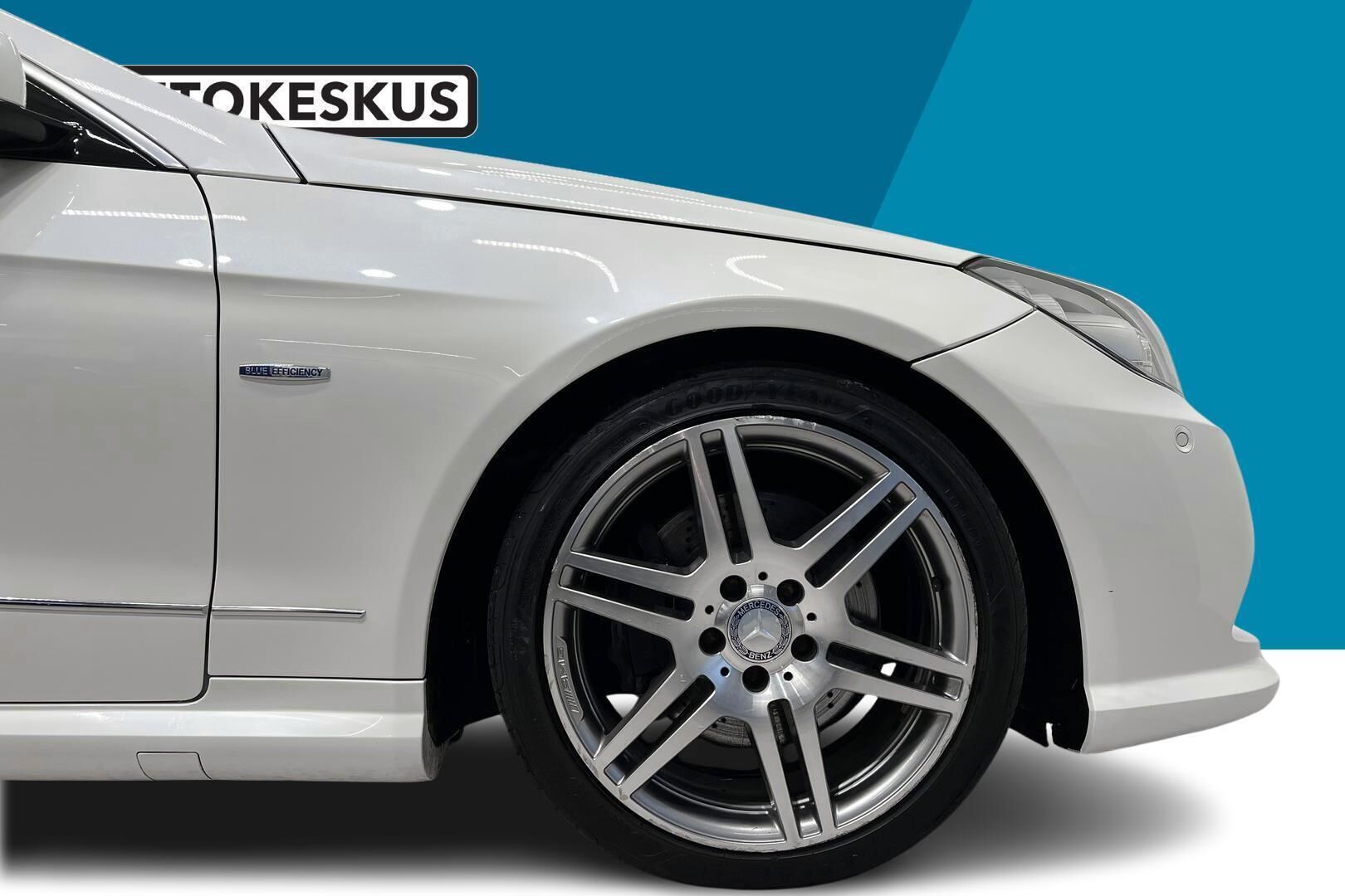 Mercedes-Benz E iso kuva 13