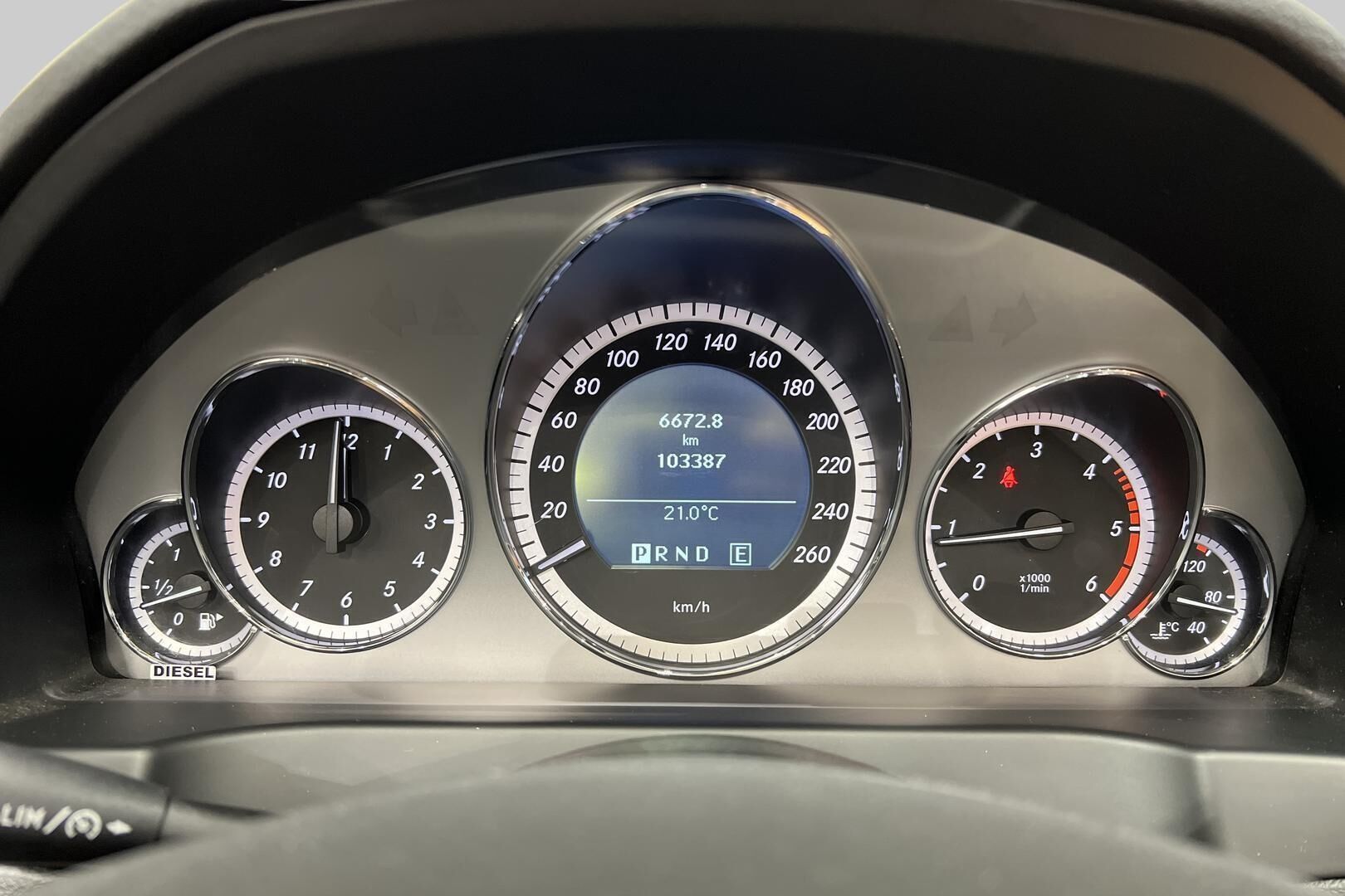 Mercedes-Benz E iso kuva 14