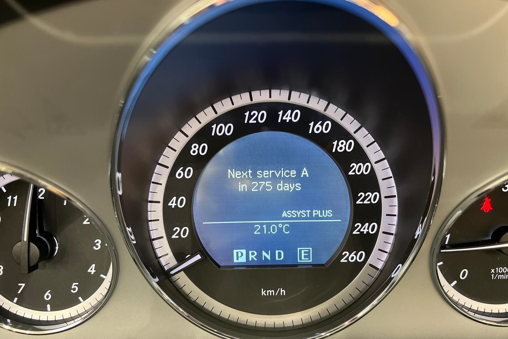 Mercedes-Benz E iso kuva 15