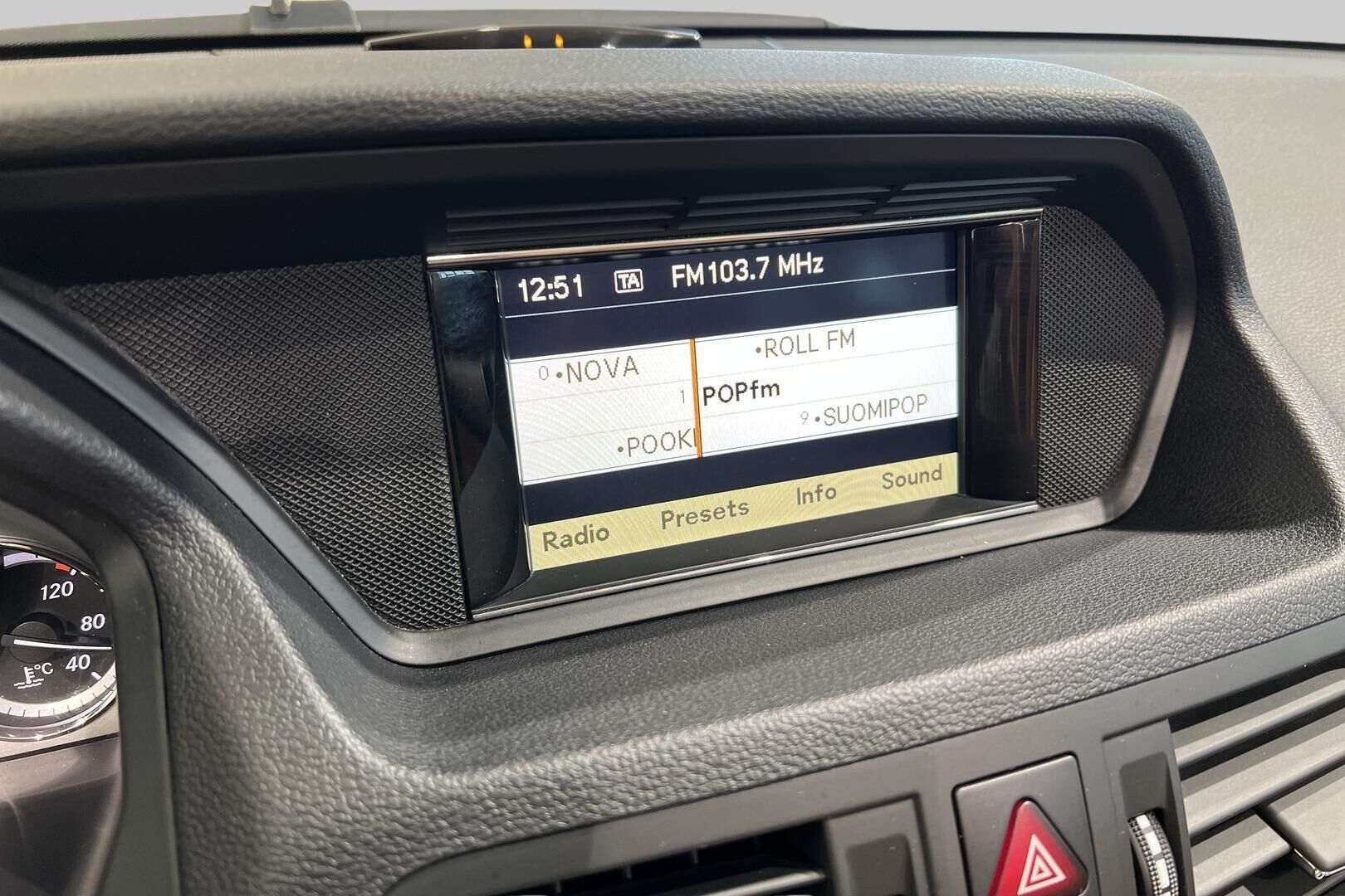 Mercedes-Benz E iso kuva 15