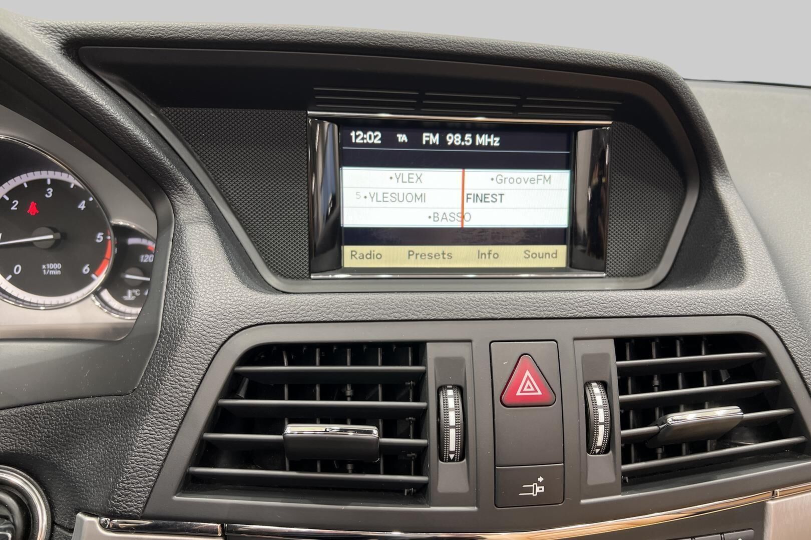 Mercedes-Benz E iso kuva 16