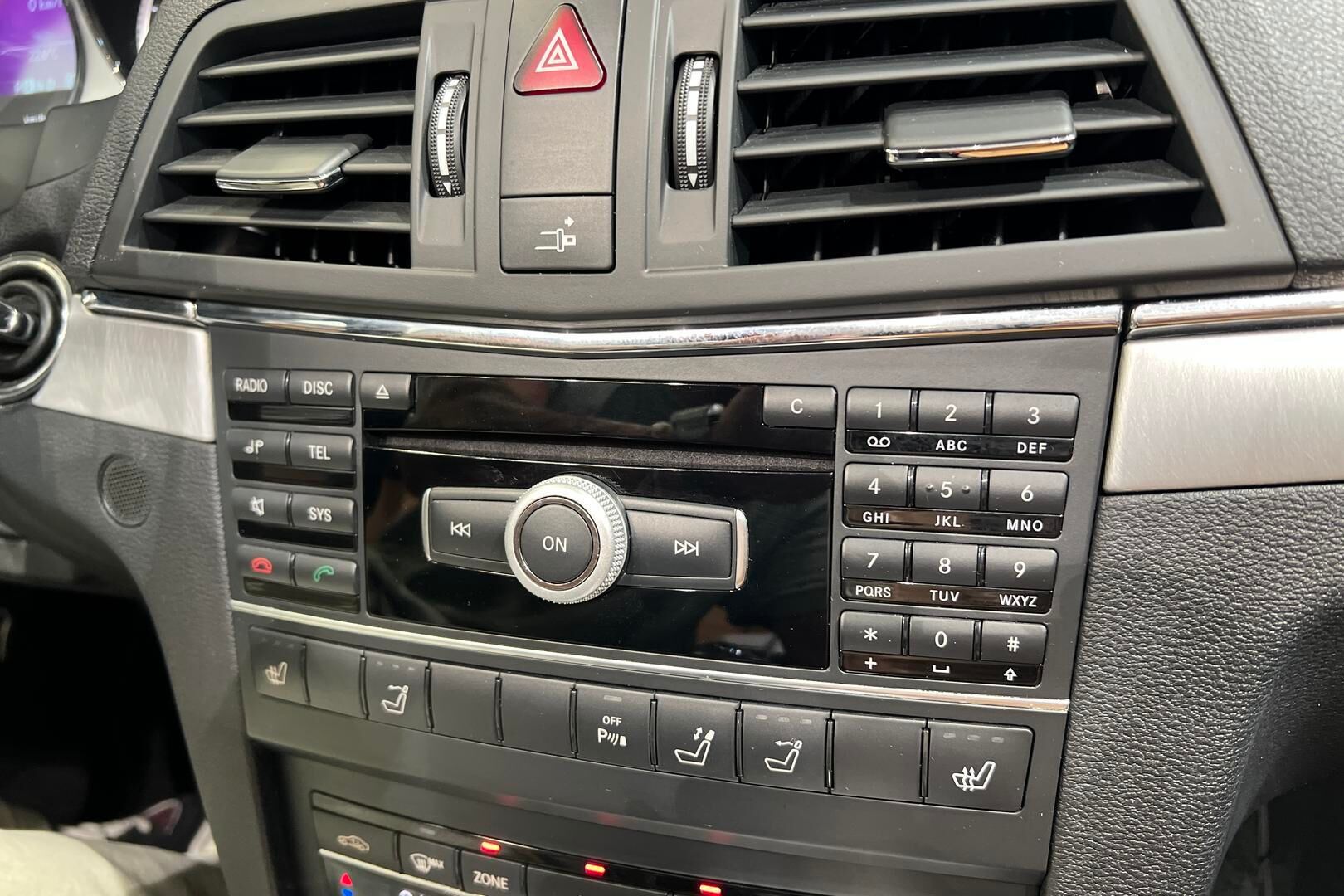 Mercedes-Benz E iso kuva 21