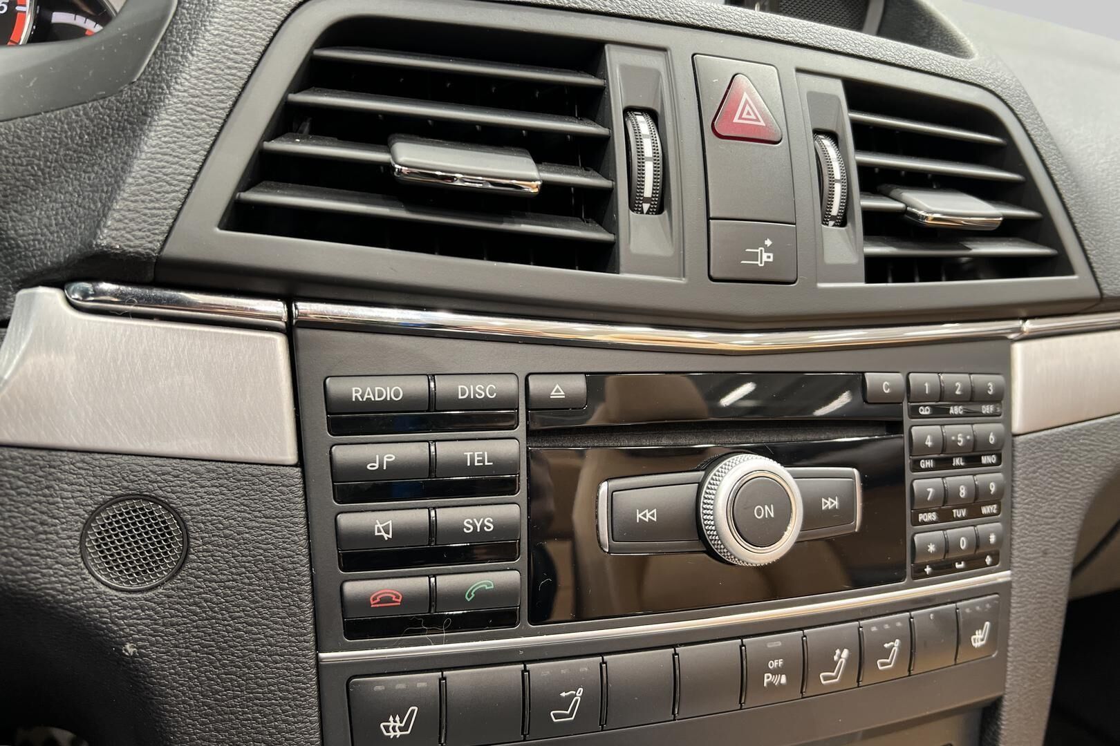 Mercedes-Benz E iso kuva 18