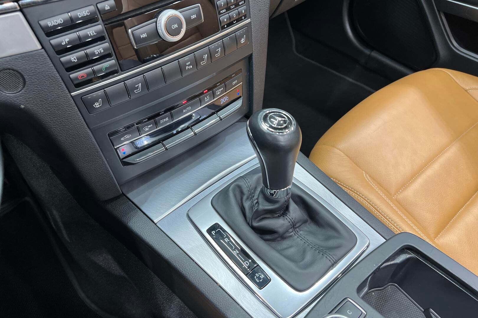 Mercedes-Benz E iso kuva 20