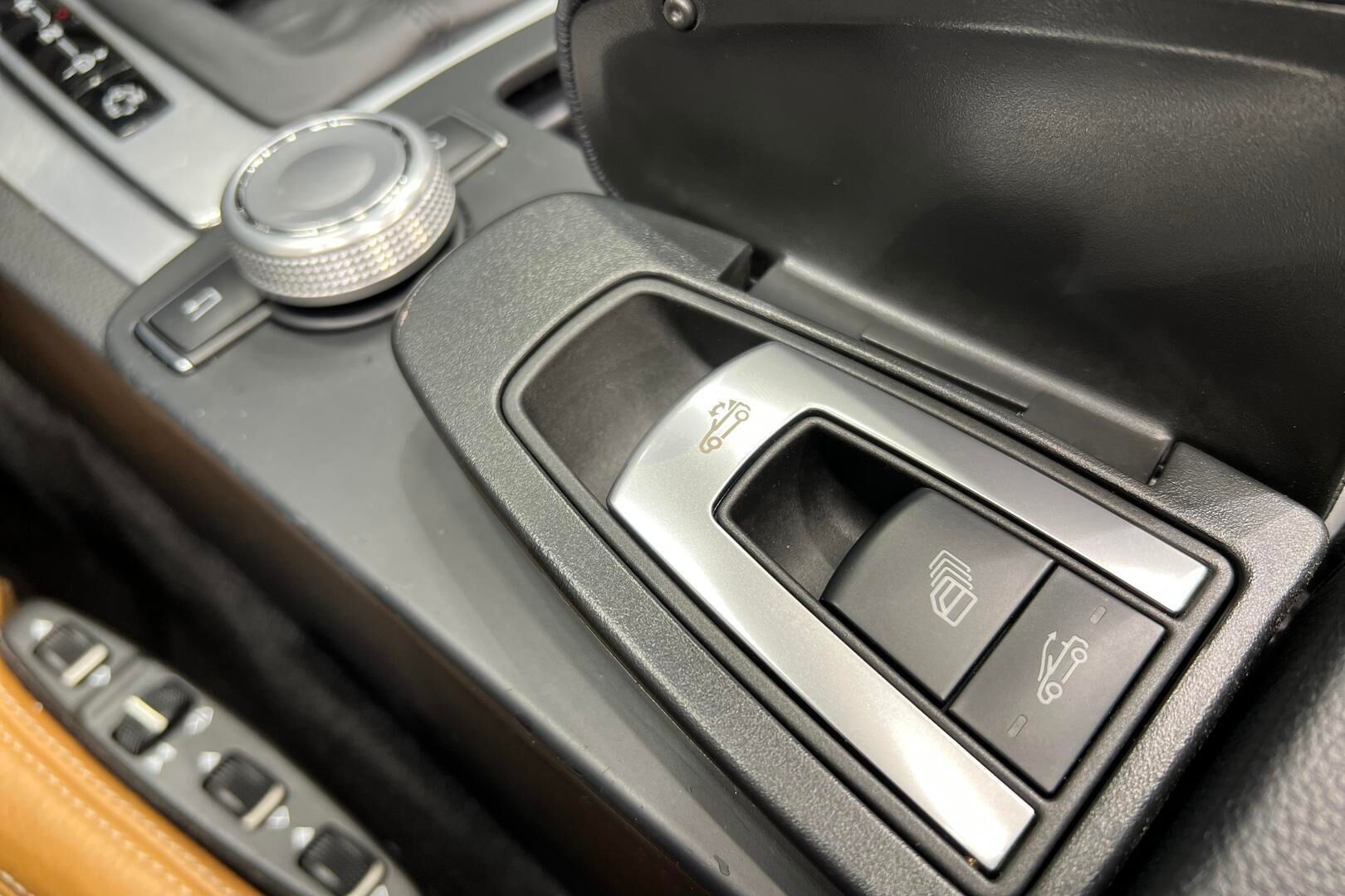 Mercedes-Benz E iso kuva 21