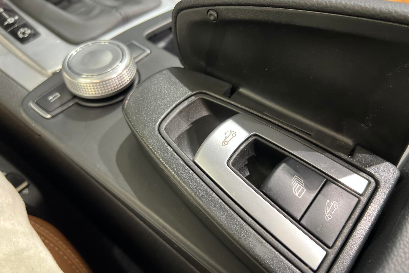 Mercedes-Benz E iso kuva 24