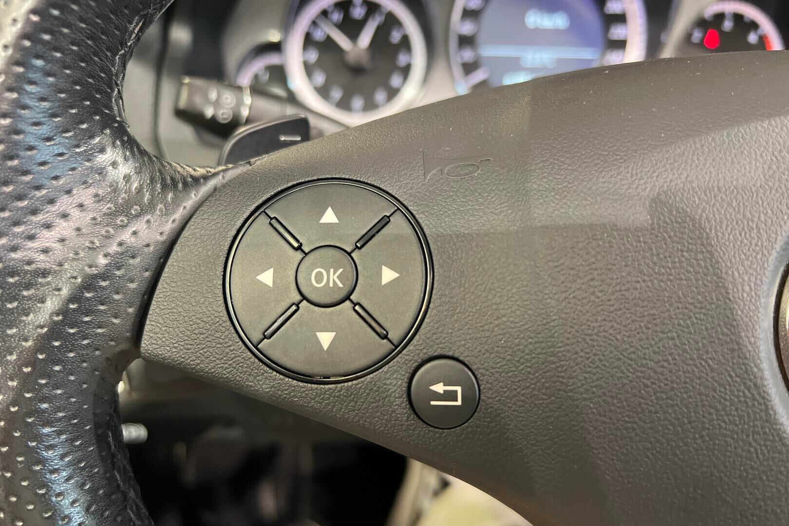 Mercedes-Benz E iso kuva 25