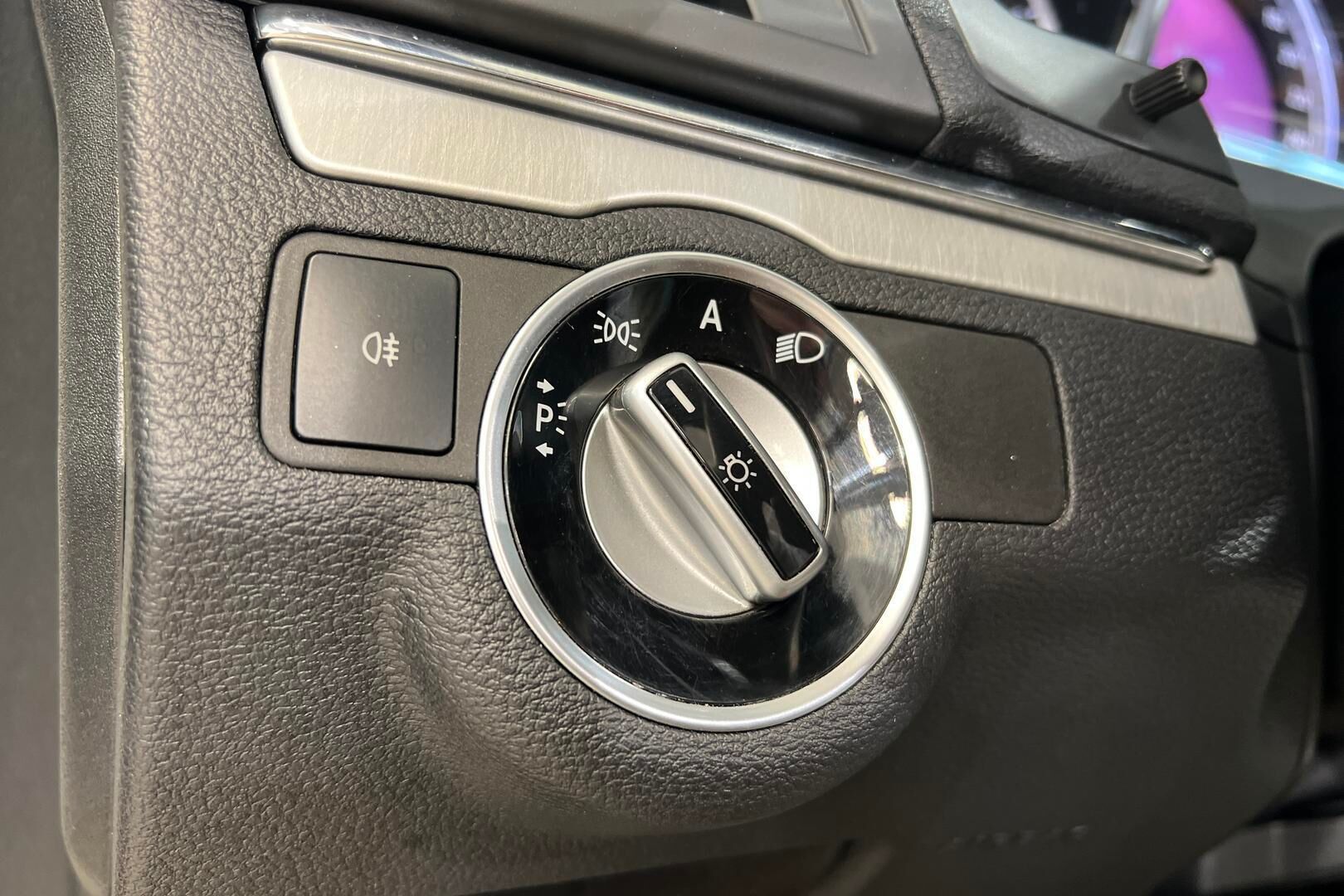 Mercedes-Benz E iso kuva 24