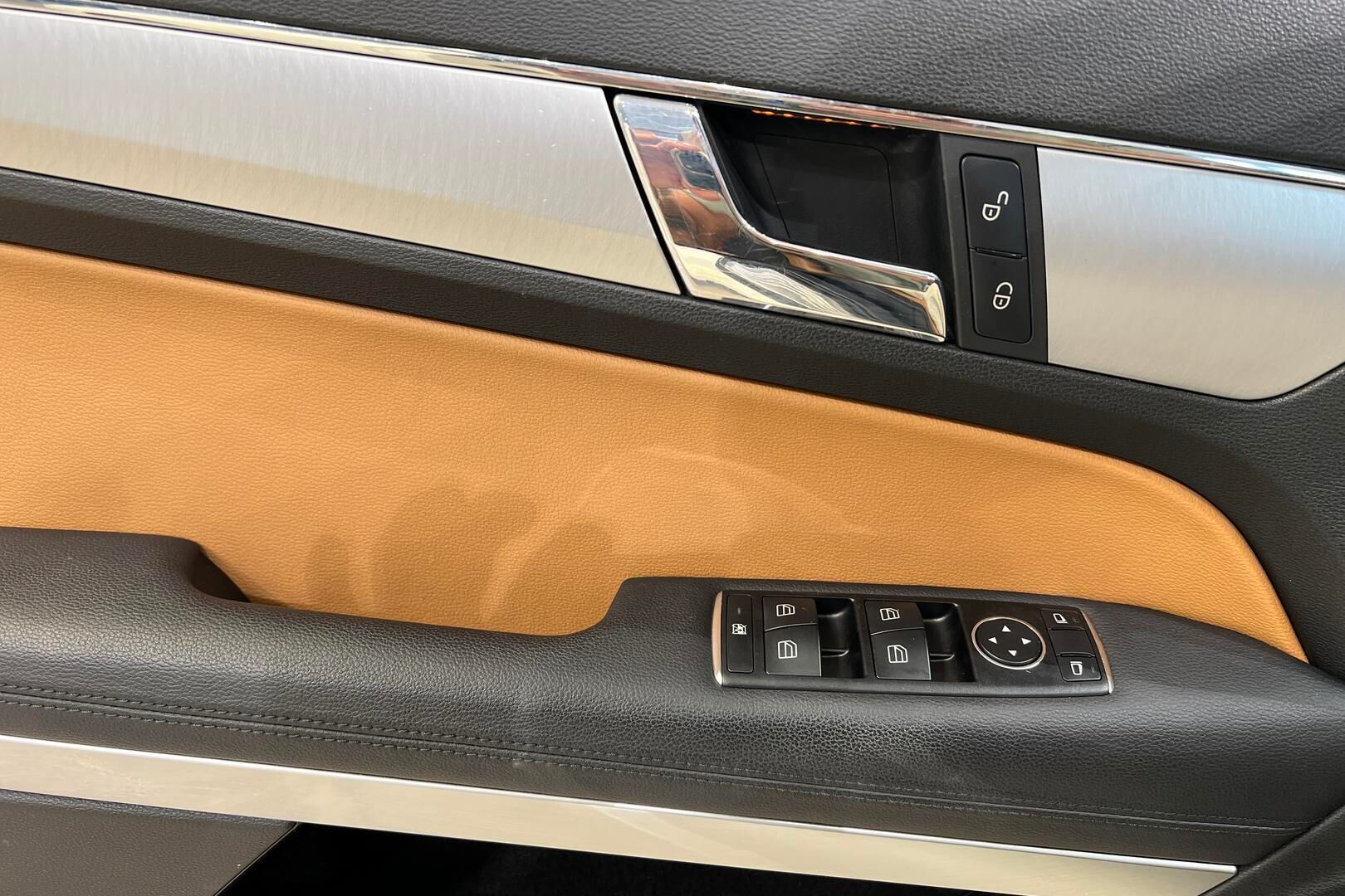 Mercedes-Benz E iso kuva 2