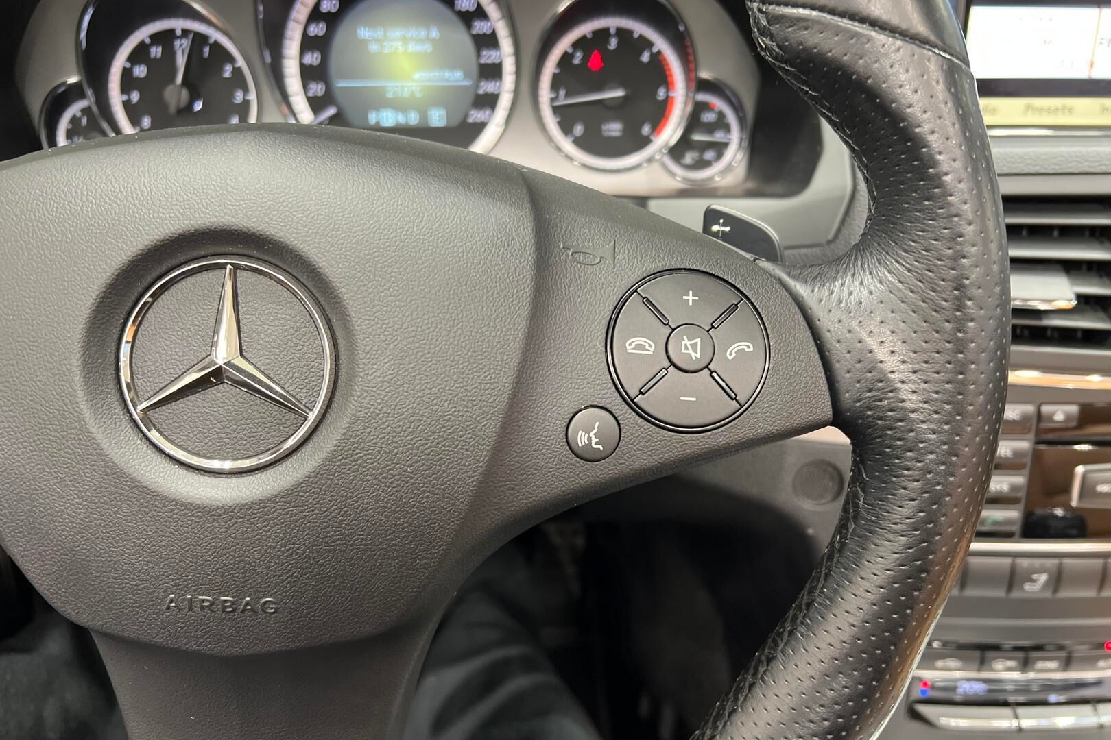 Mercedes-Benz E iso kuva 24