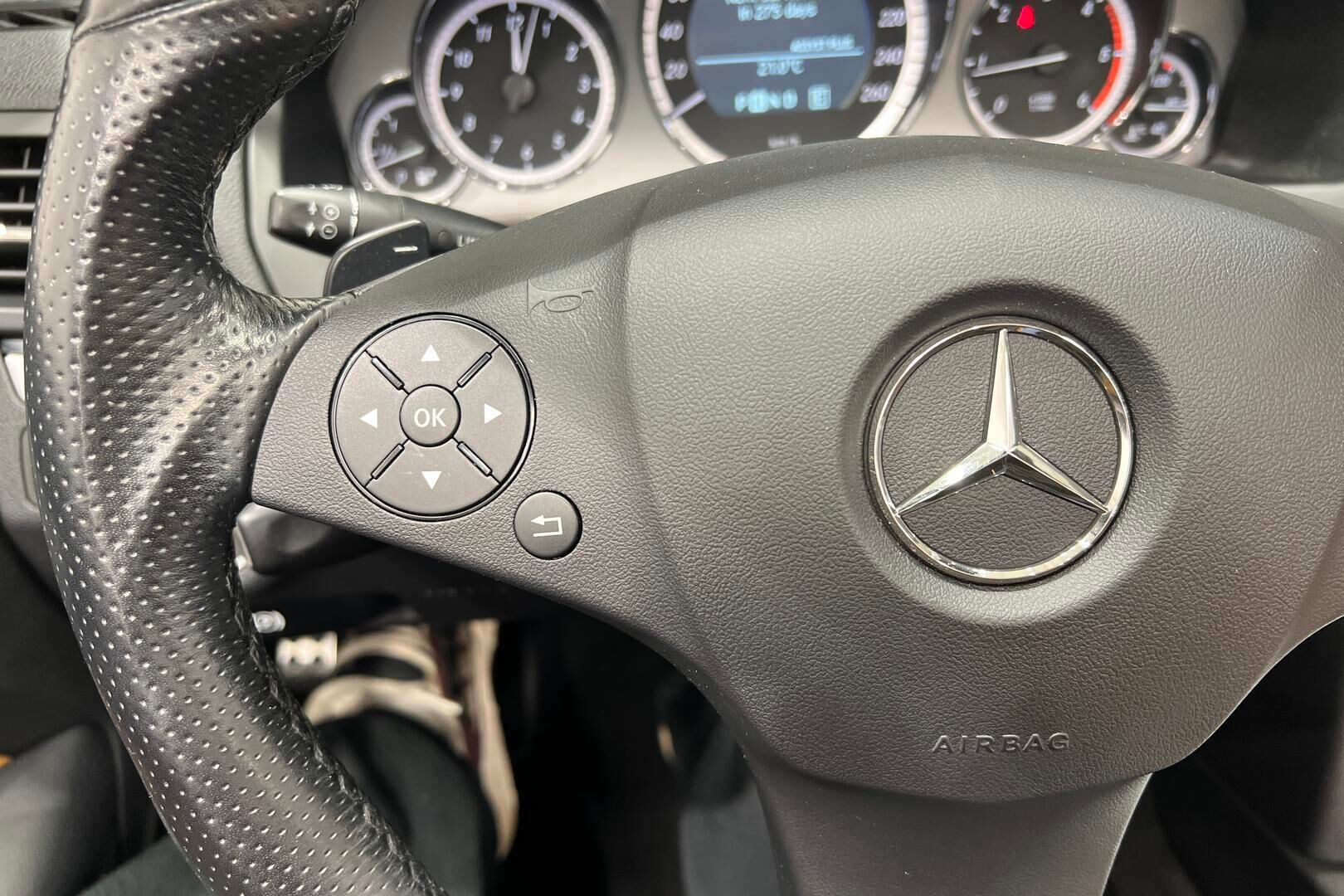 Mercedes-Benz E iso kuva 25