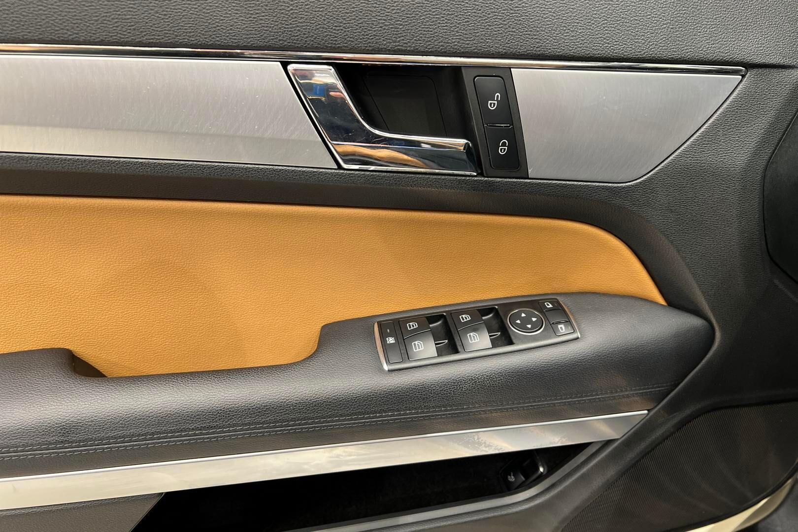 Mercedes-Benz E iso kuva 28