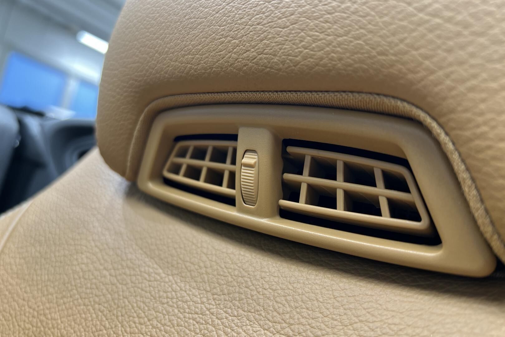 Mercedes-Benz E iso kuva 32