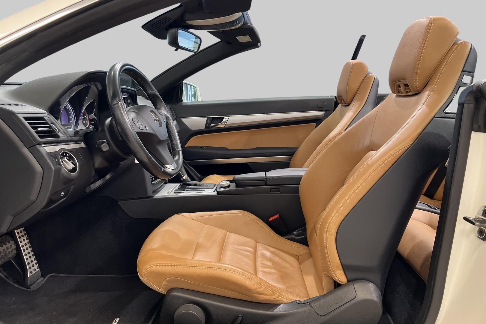 Mercedes-Benz E iso kuva 8
