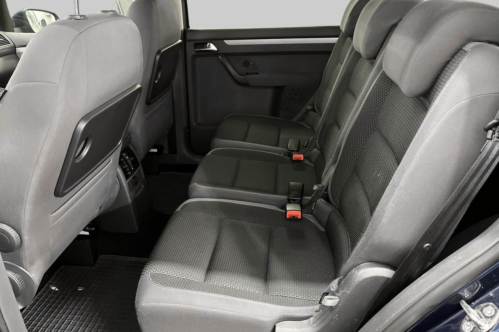 Volkswagen Touran iso kuva 17