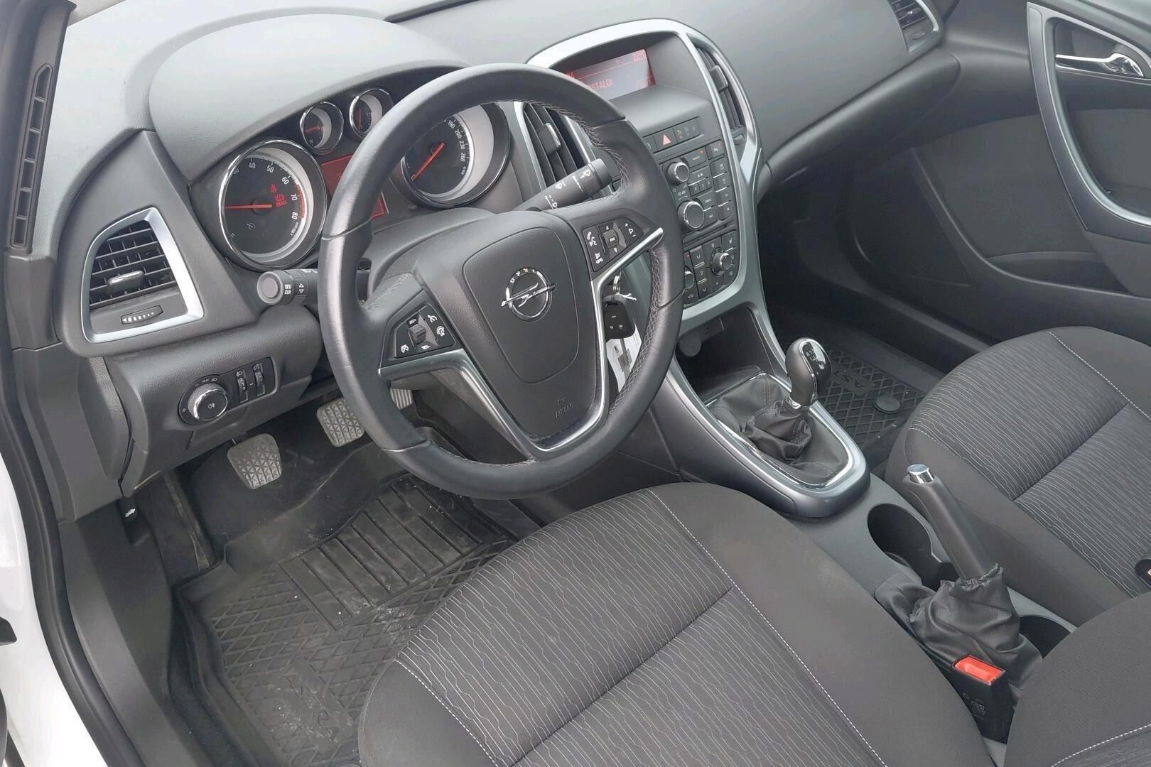 Opel Astra iso kuva 2