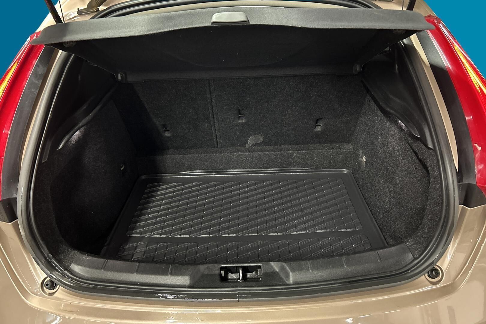 Volvo V40 iso kuva 9