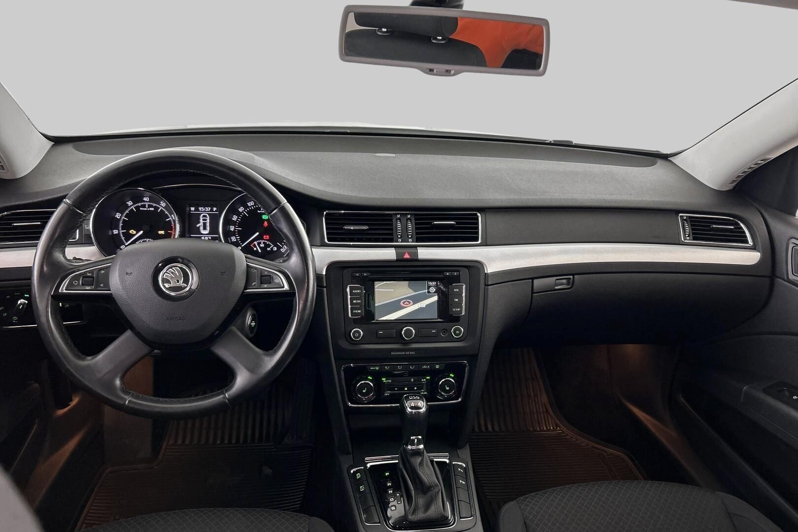 Skoda Superb iso kuva 14