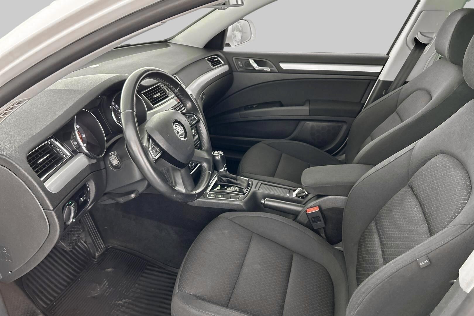 Skoda Superb iso kuva 8