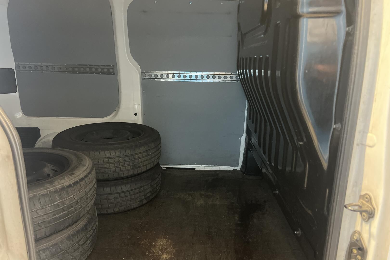 Nissan NV200 iso kuva 7