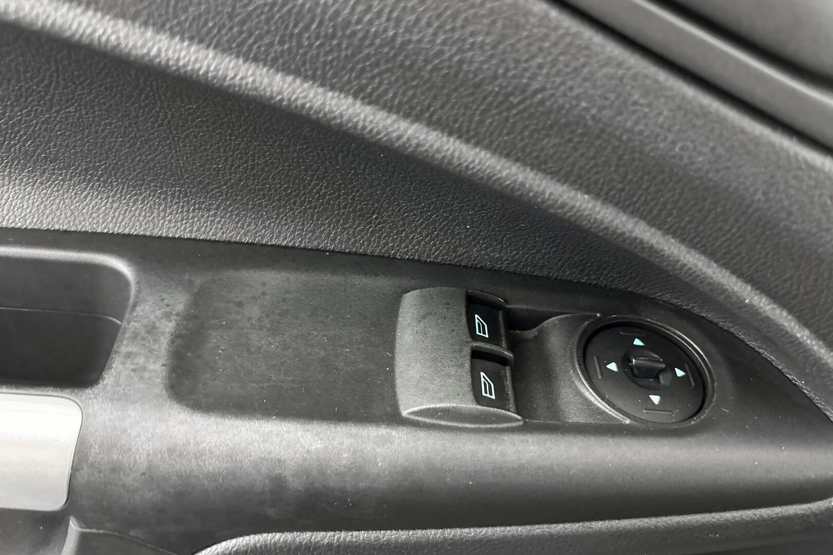Ford Transit Connect iso kuva 12