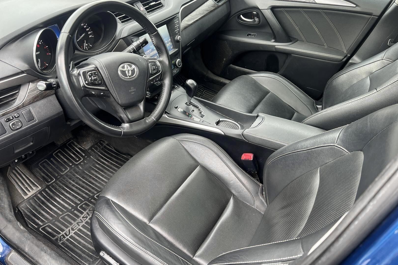 Toyota Avensis iso kuva 2