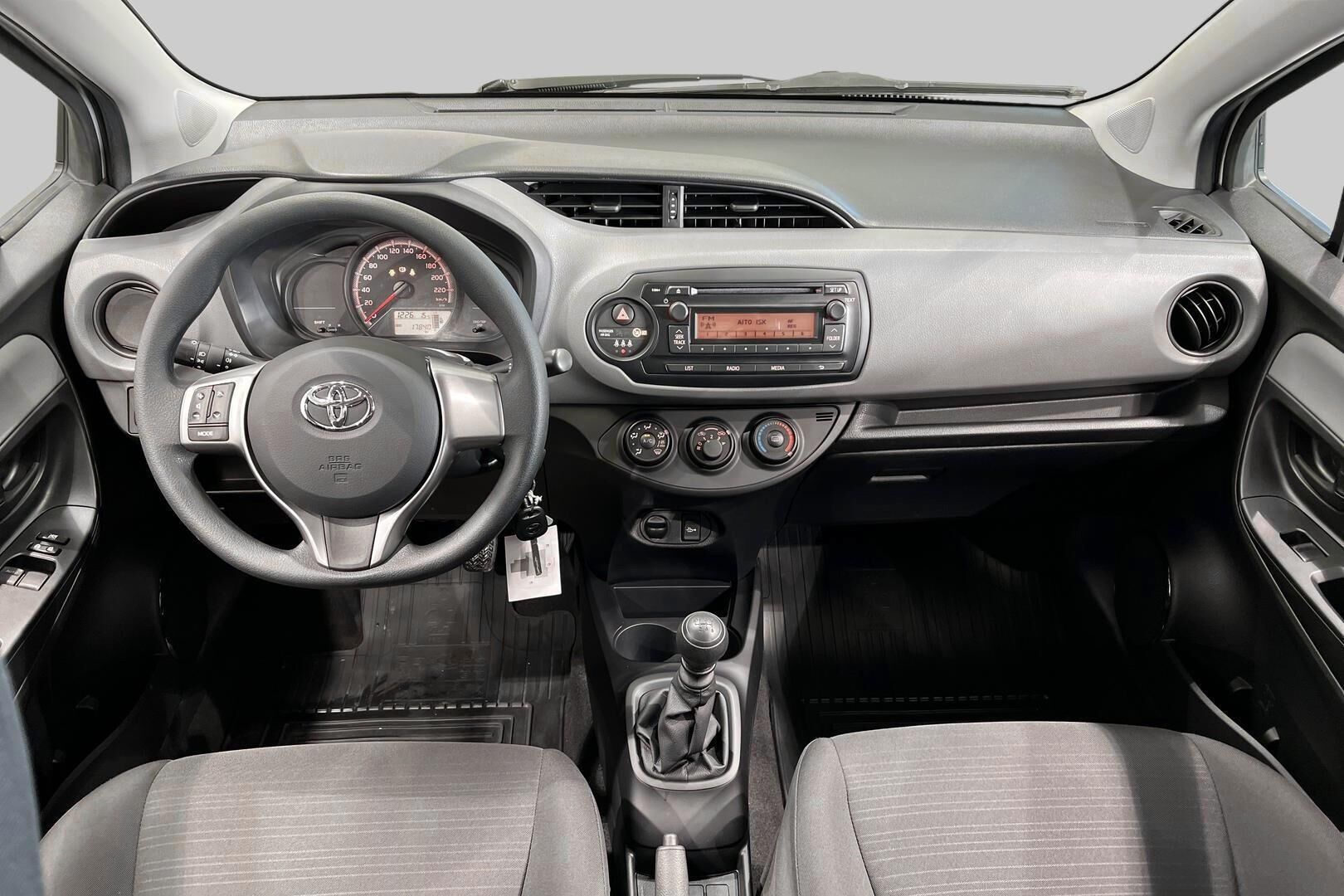 Toyota Yaris iso kuva 11