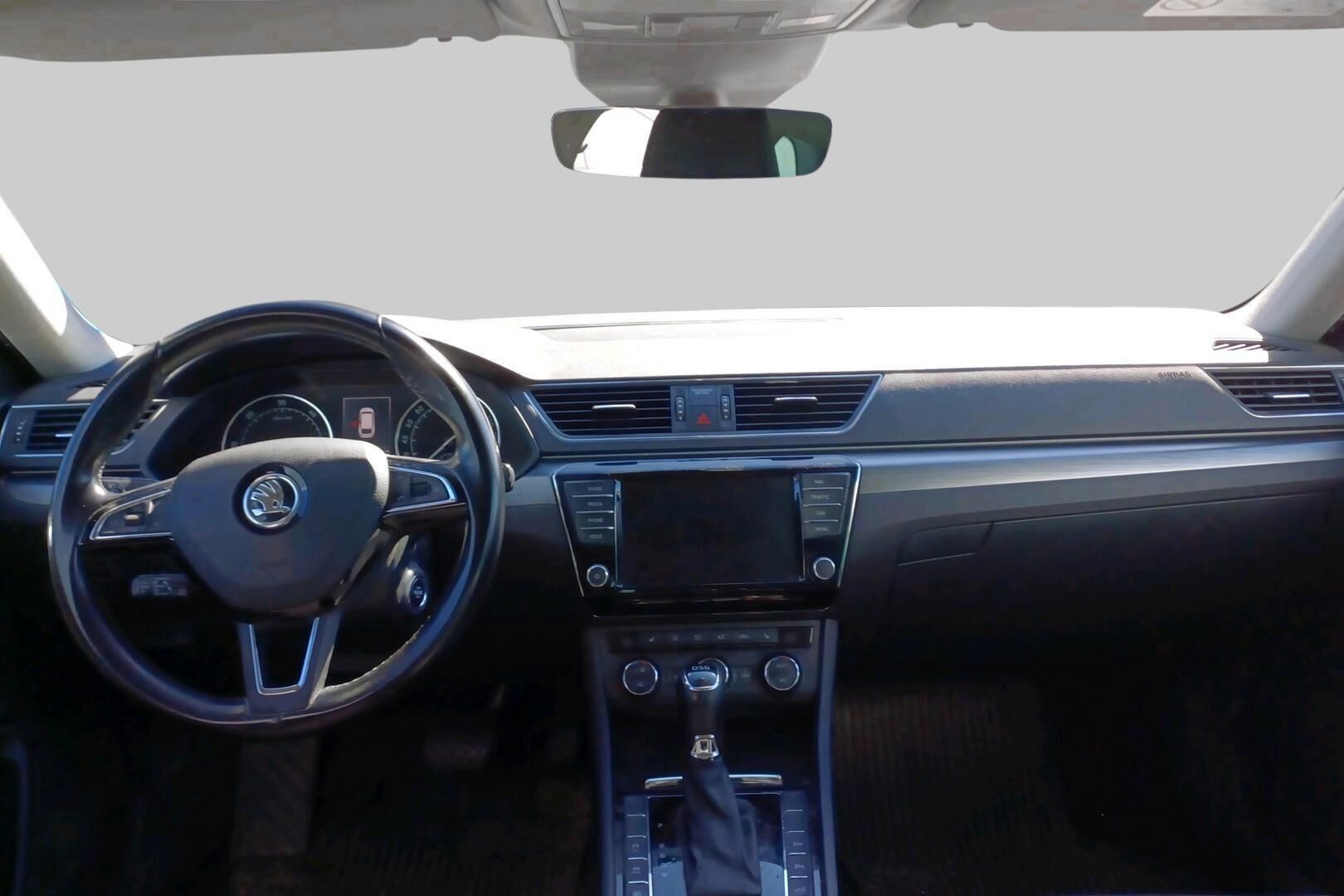Skoda Superb iso kuva 2
