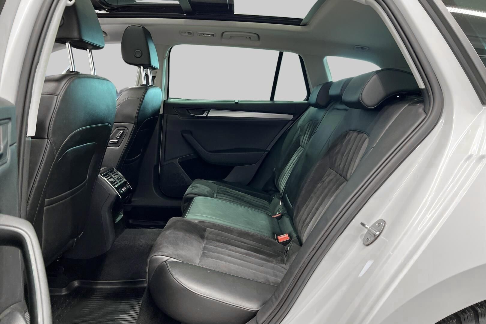 Skoda Superb iso kuva 10