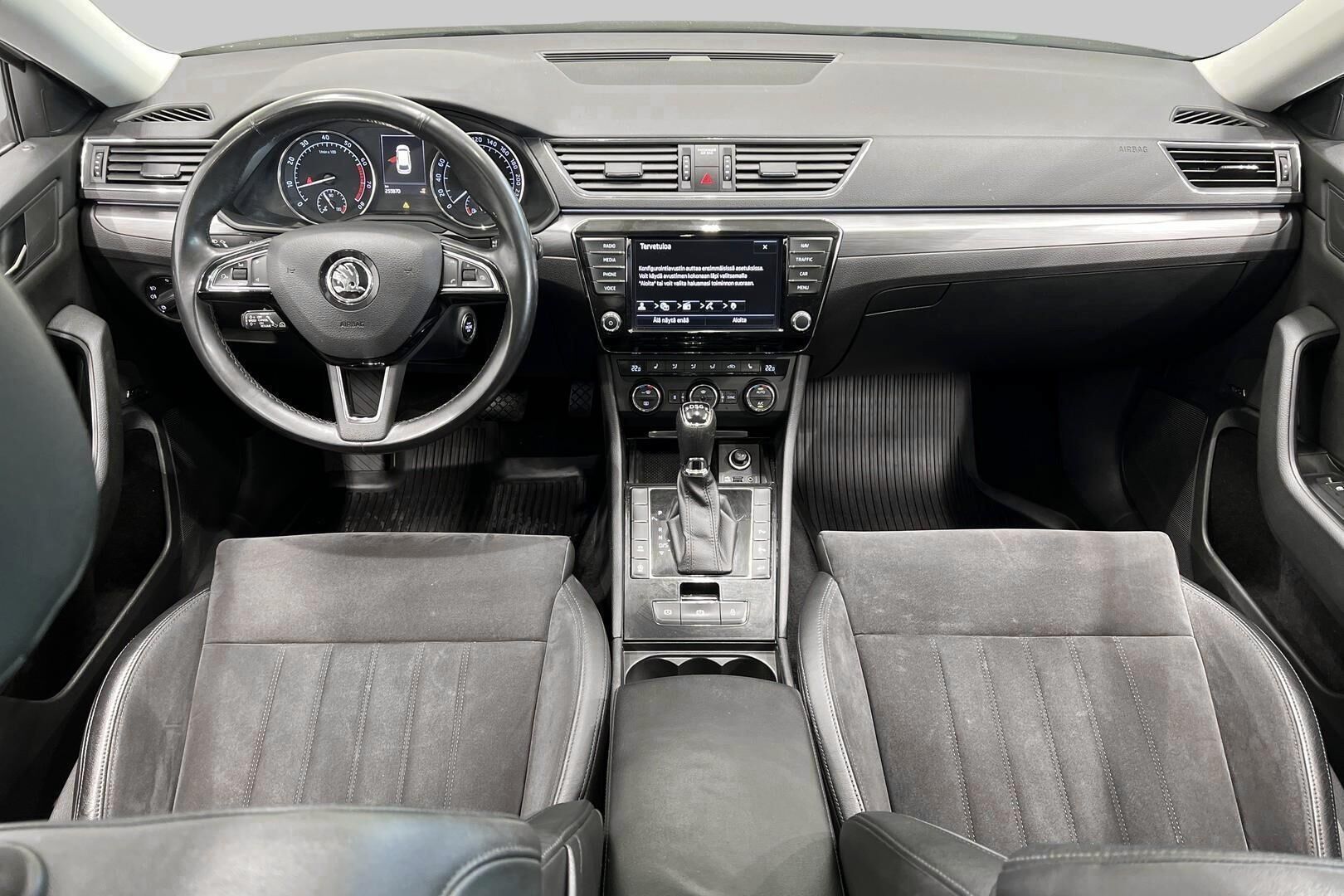 Skoda Superb iso kuva 11