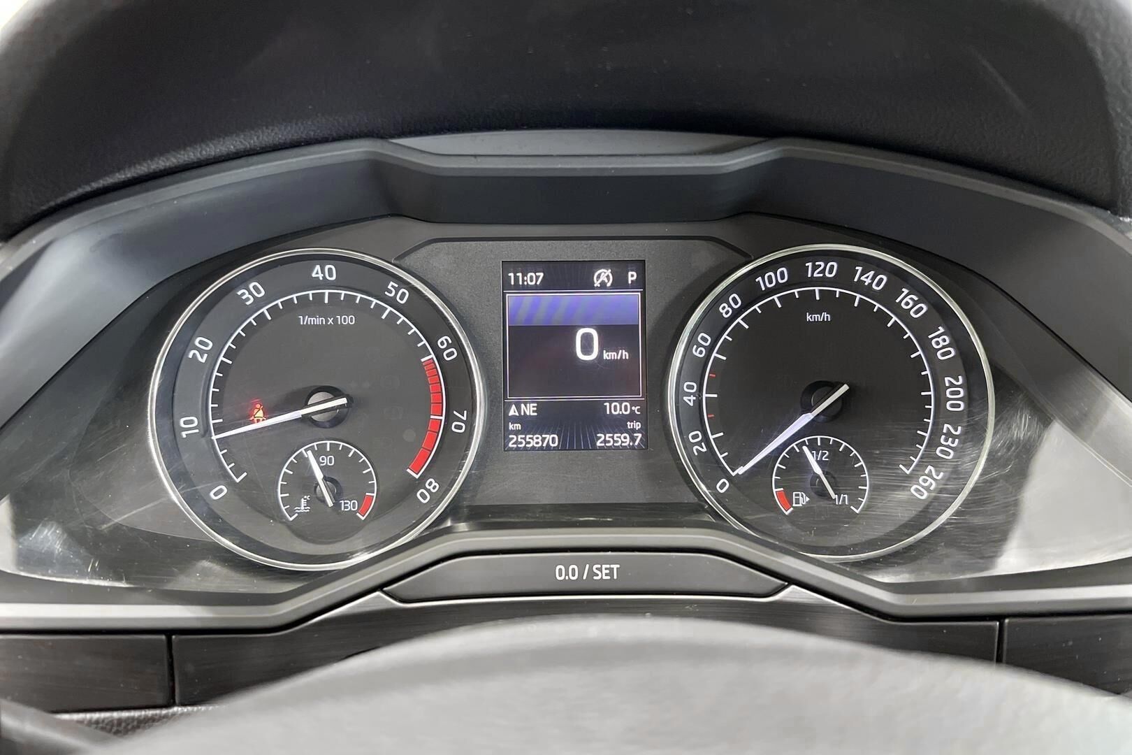 Skoda Superb iso kuva 14