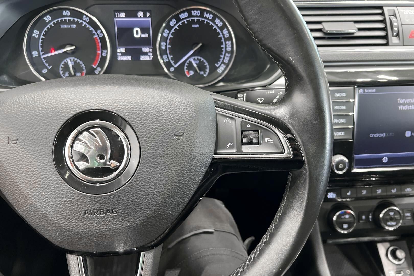 Skoda Superb iso kuva 23