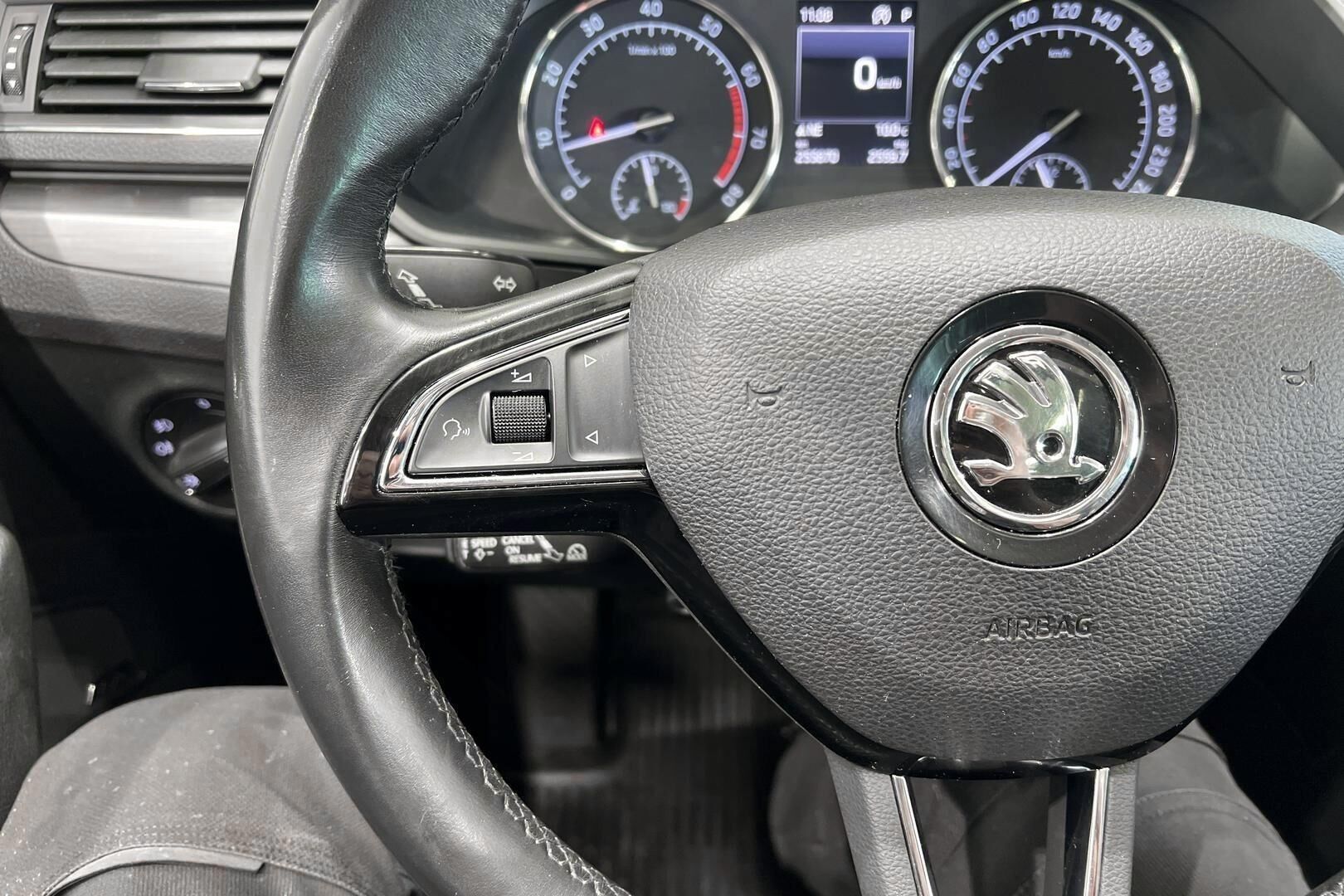 Skoda Superb iso kuva 24